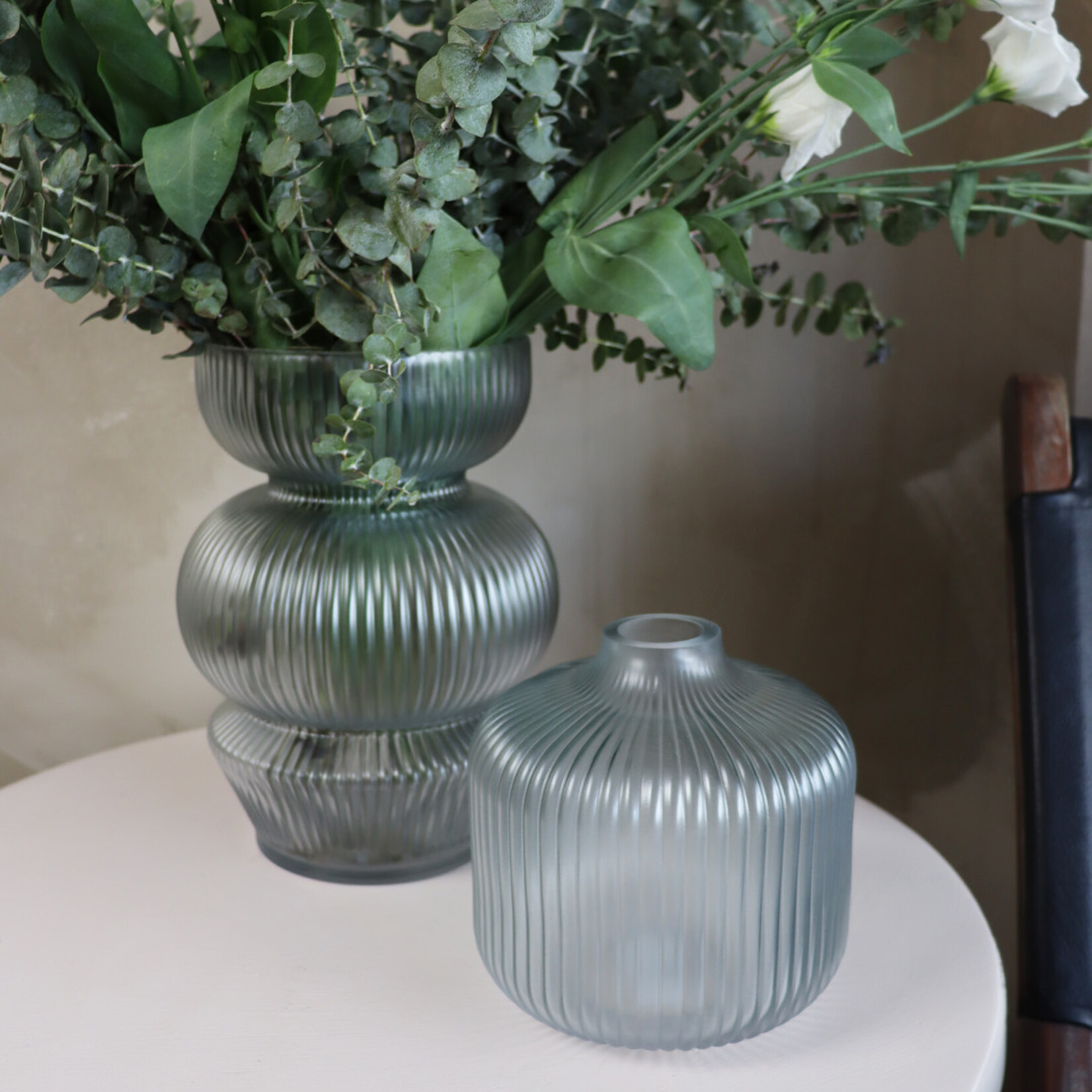 Vase en verre bleuté 6"x6"