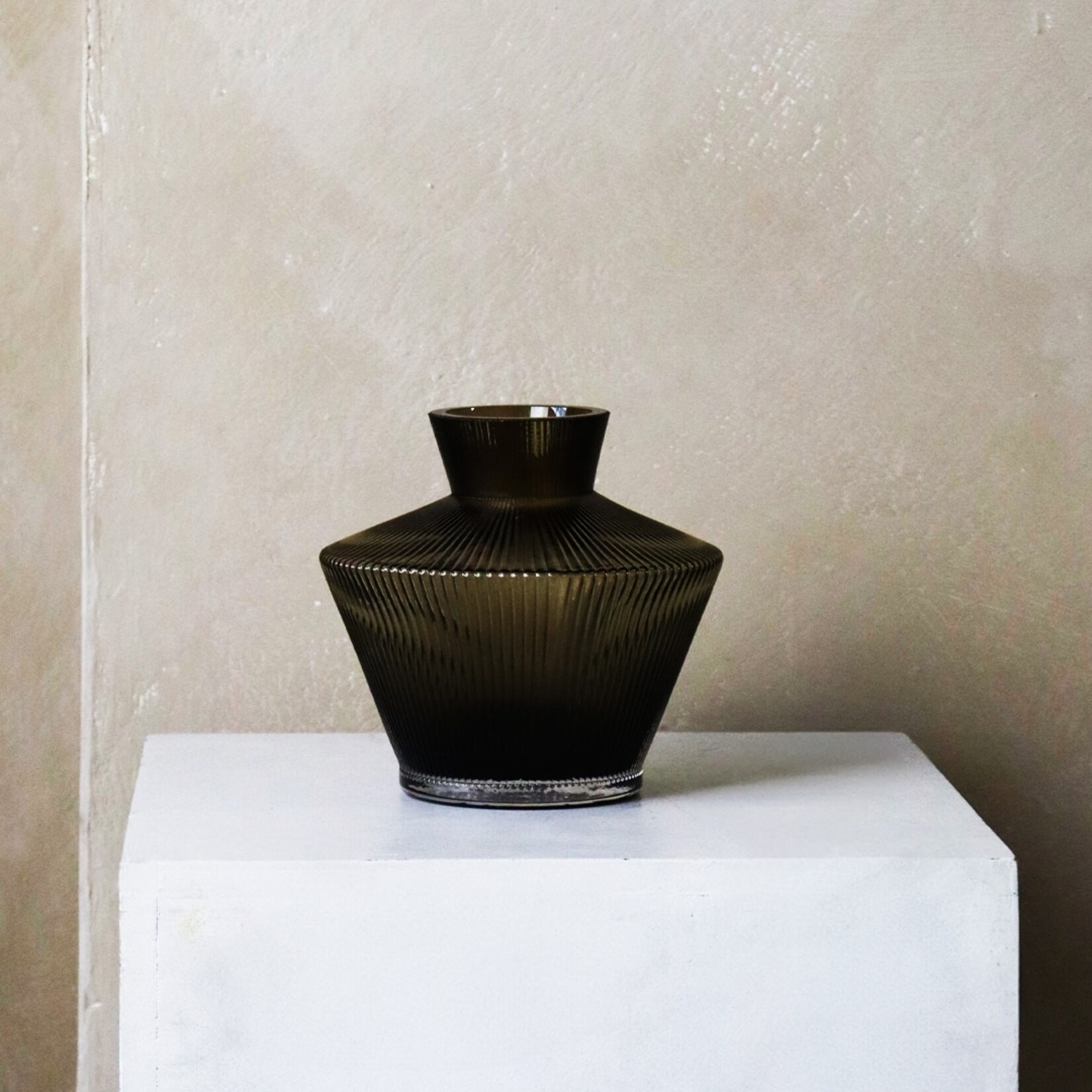 Vase en verre cannelé