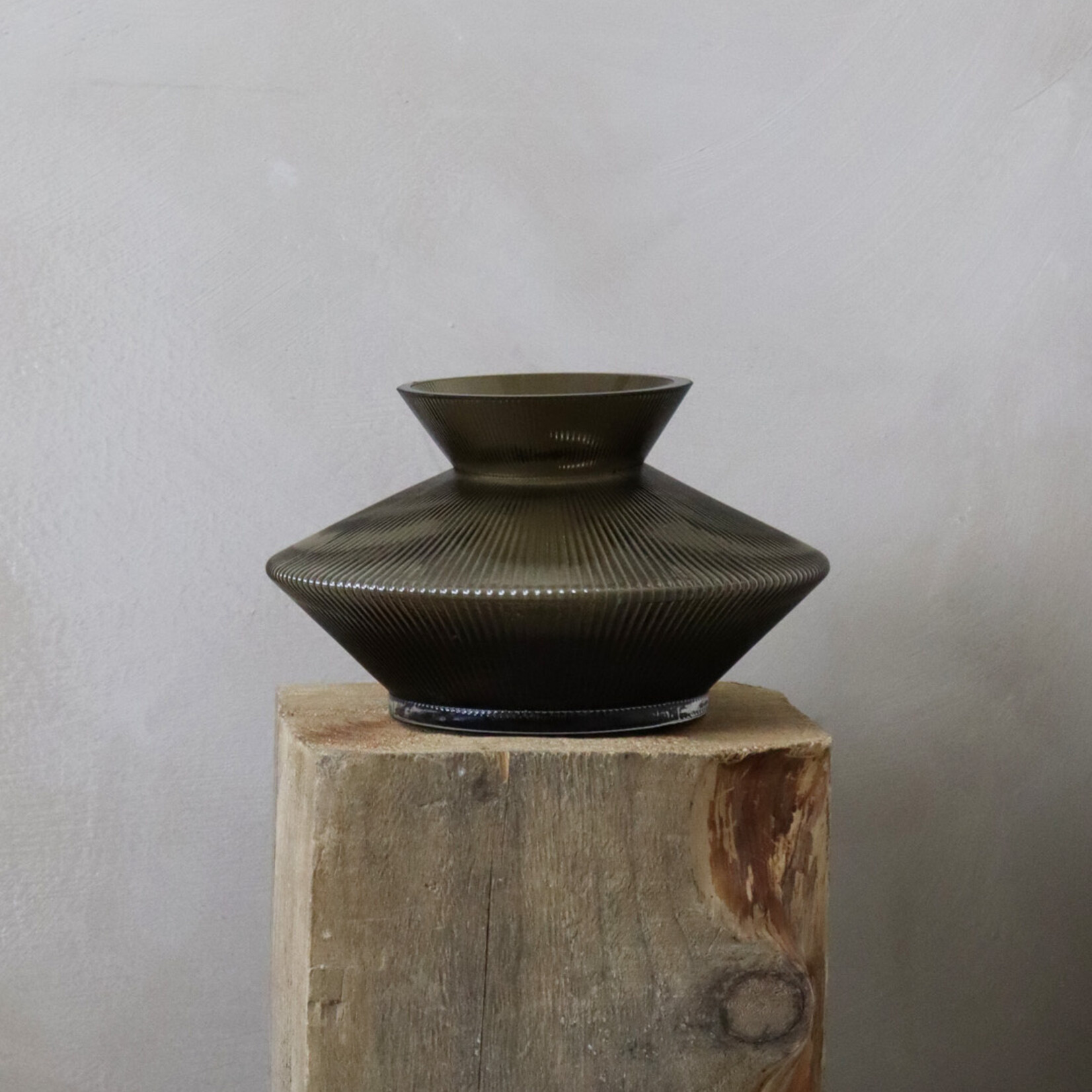 Vase en verre cannelé