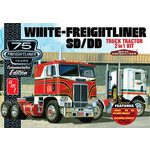 AMT AMT1046 White Freightliner 2In1 SC/DD Cabover Tractor (1/25)