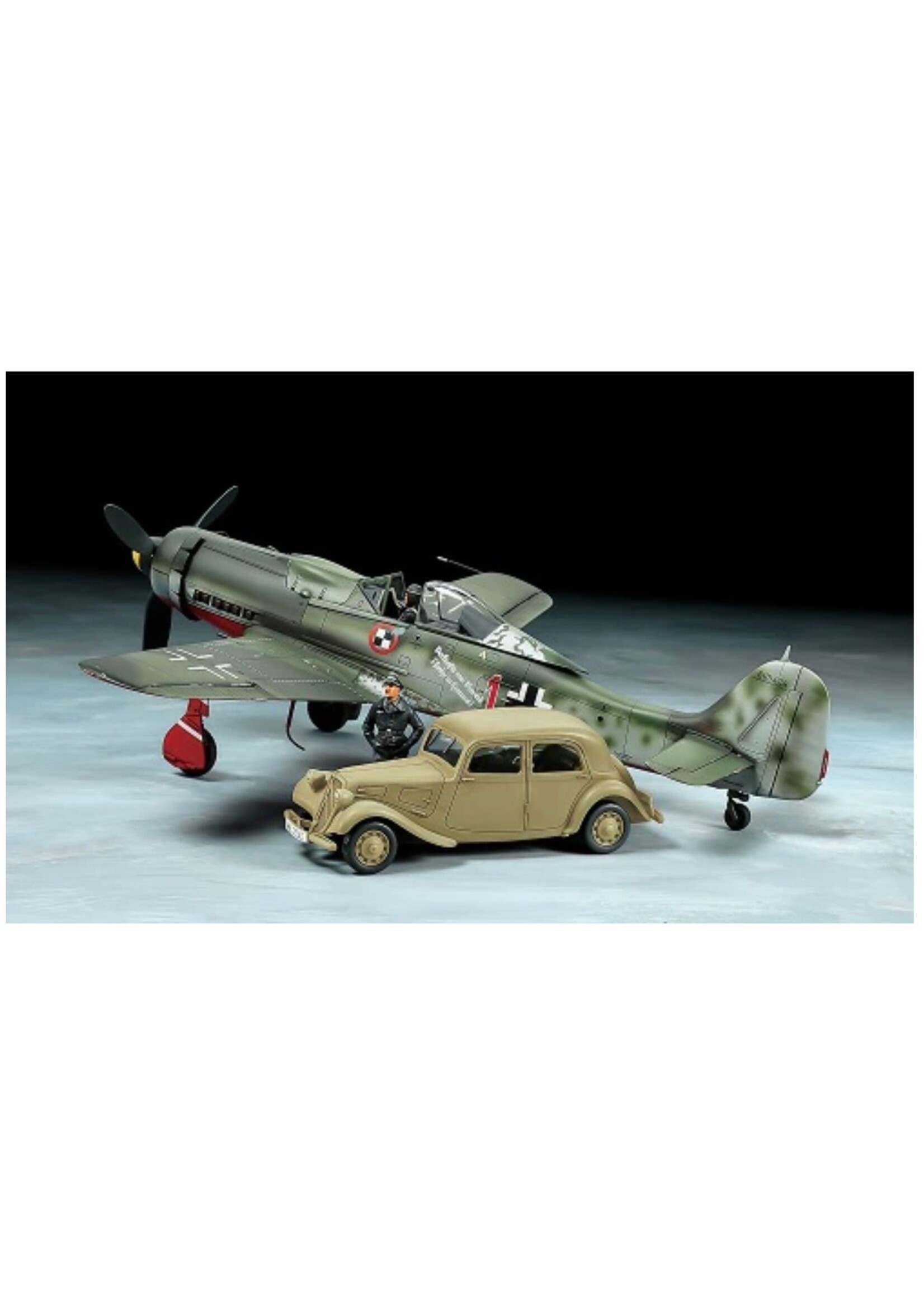 Tamiya TAM25213 FW190 D-6 JV44 & Staff Car (1/48)