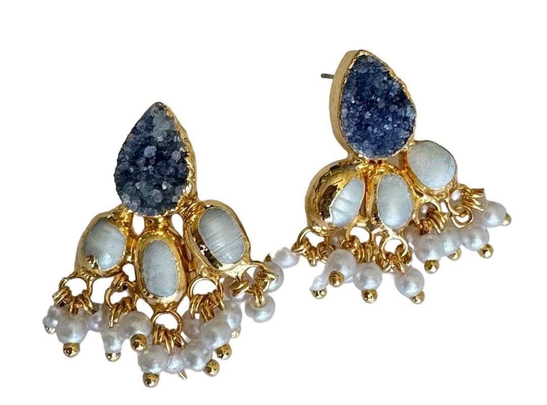 SUHA DESIGN Pearl earrings with blue Druzy Agate