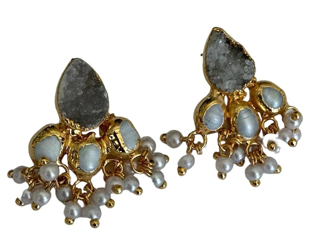 SUHA DESIGN pearl earrings with gray Druzy Agate