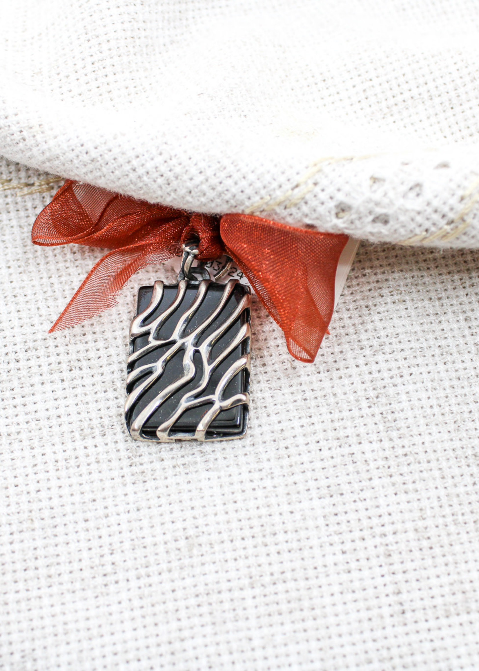 None Loose Wavy Pendant With Black Gem