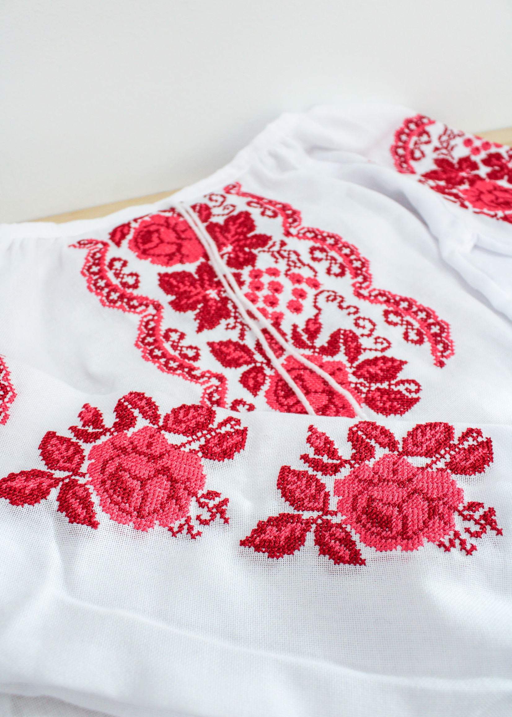 VYSHYVANKA - Girl White / Red  Roses  Embroidery
