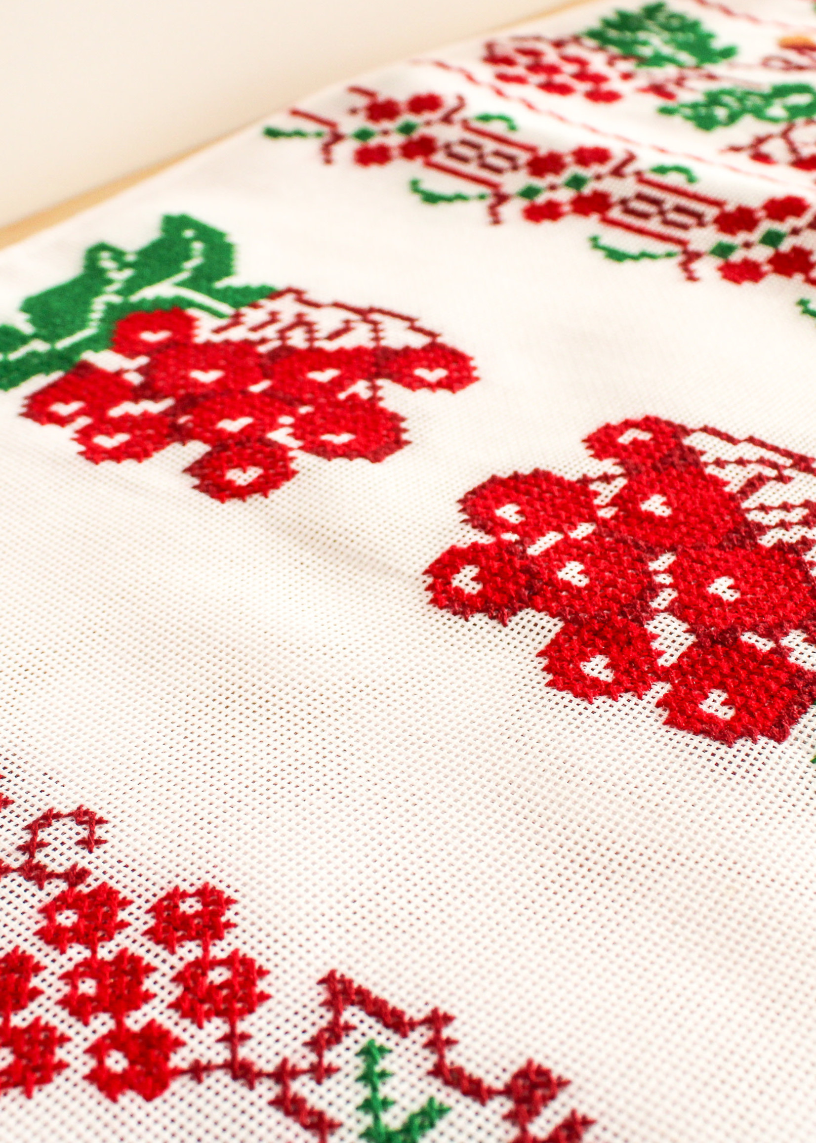 None HOME - Runner Red and Green Cranberry and Acorn Motif