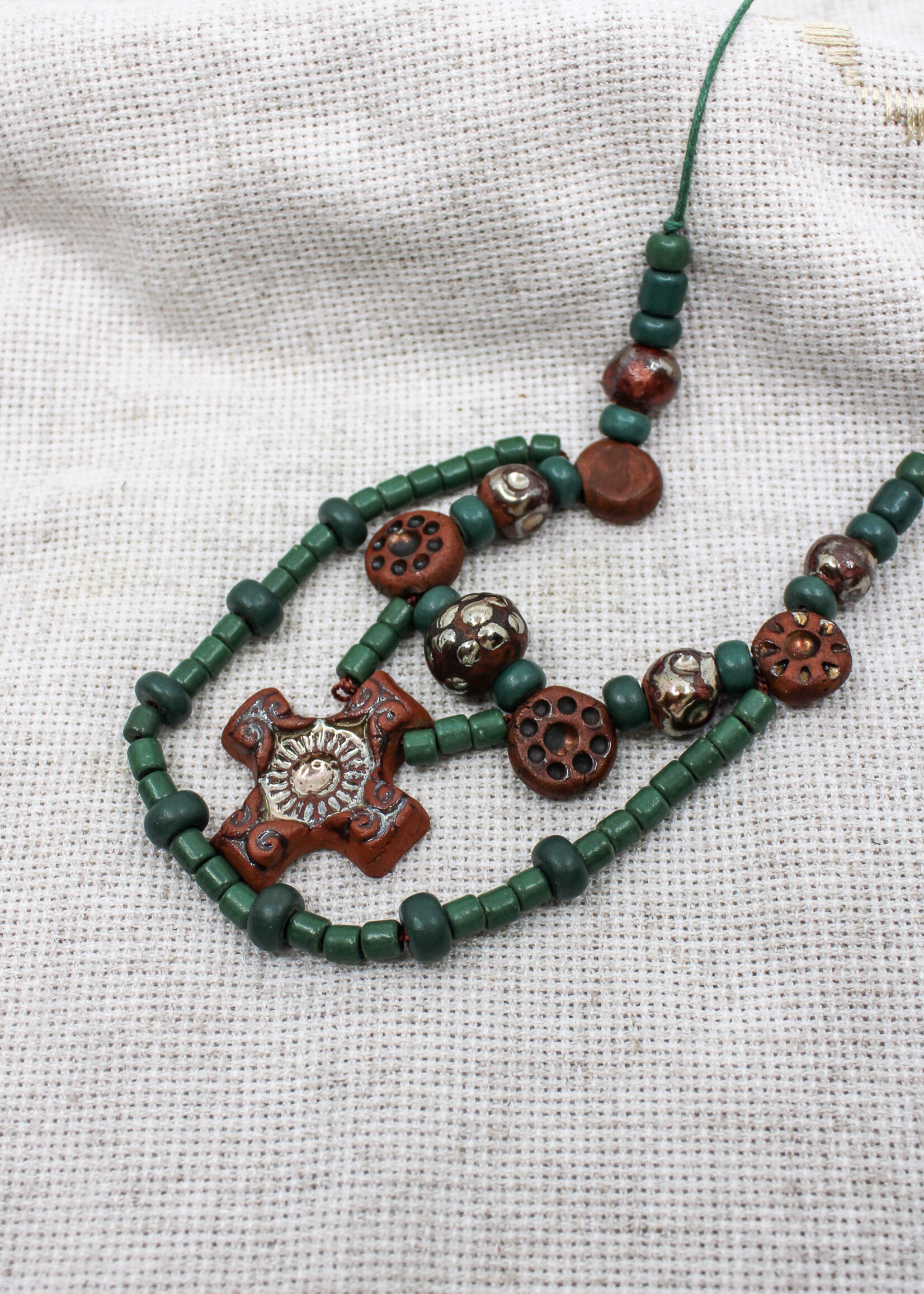 ACCESSORIES - Necklace beaded with Clay Cross