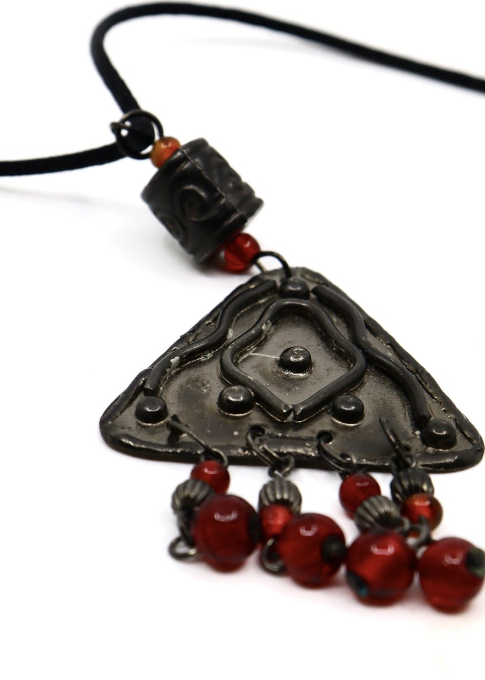 ACCESSORIES Necklace with red beads on black rope Skifska Etnika Oseredok Boutique