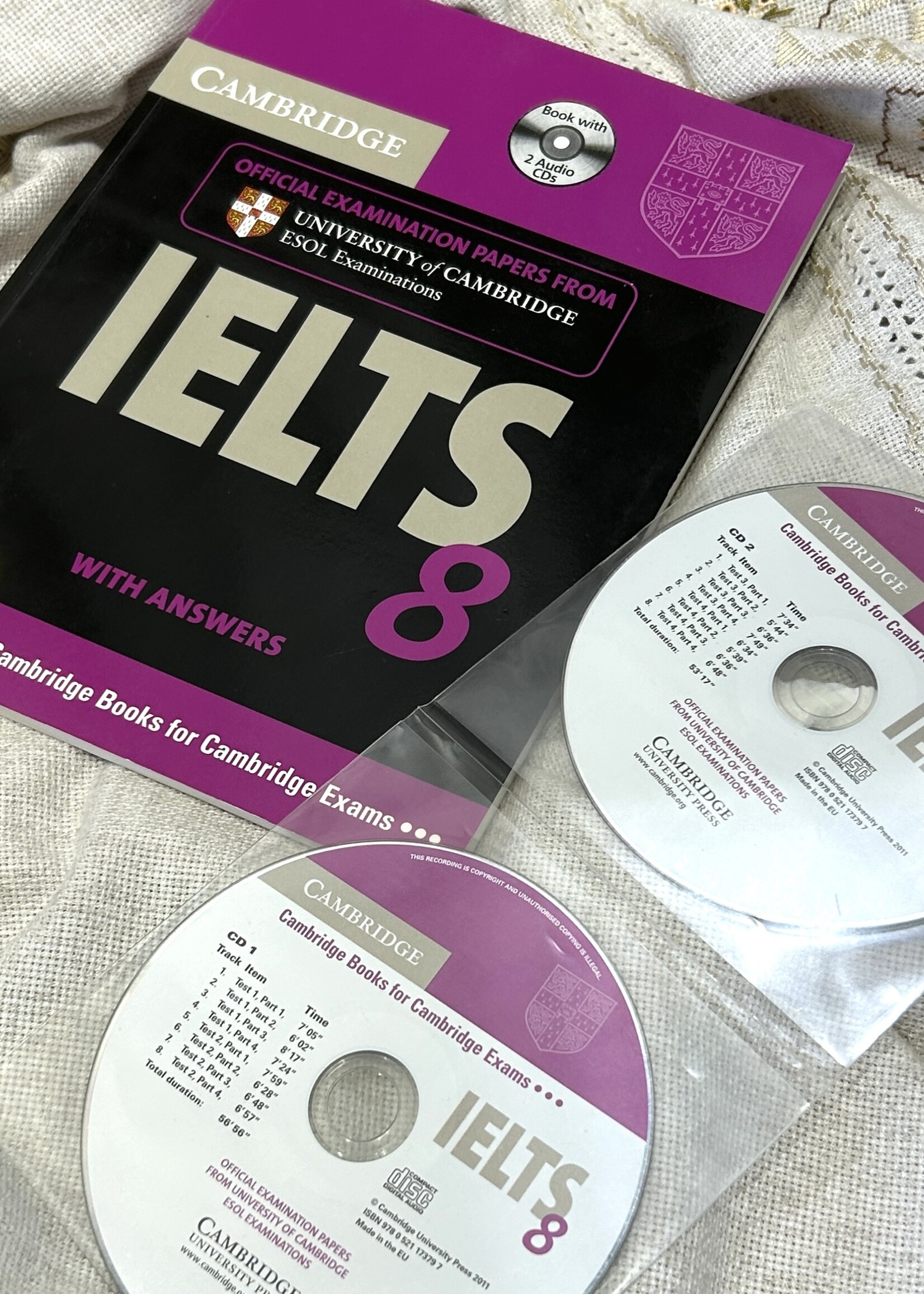 BOOK - IELTS 8,  Cambridge, with answers for ESOL exam