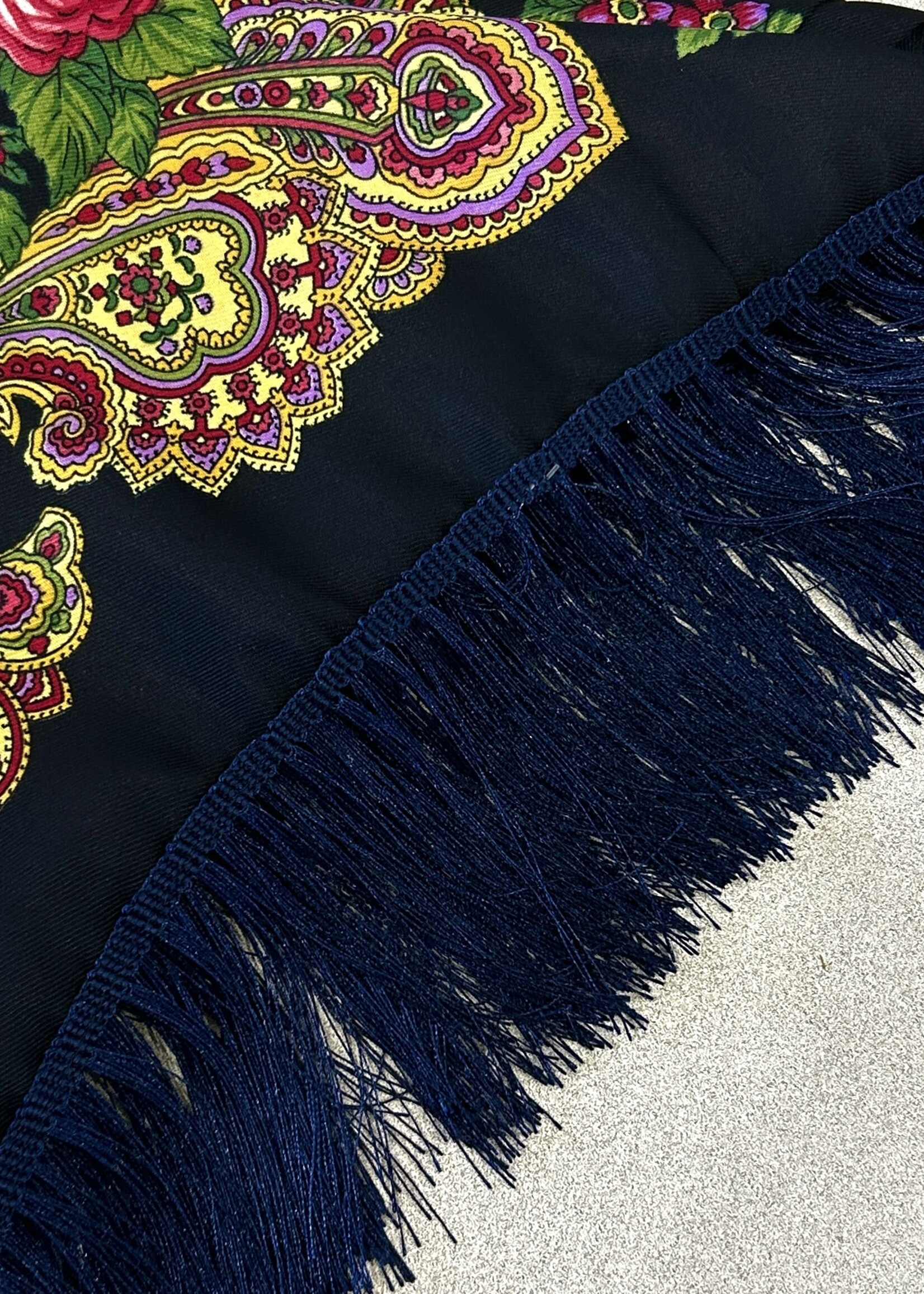 APPAREL - (W) Shawl / Ukrainian Hustka Traditional Scarf with  Fringle/ 36x36"