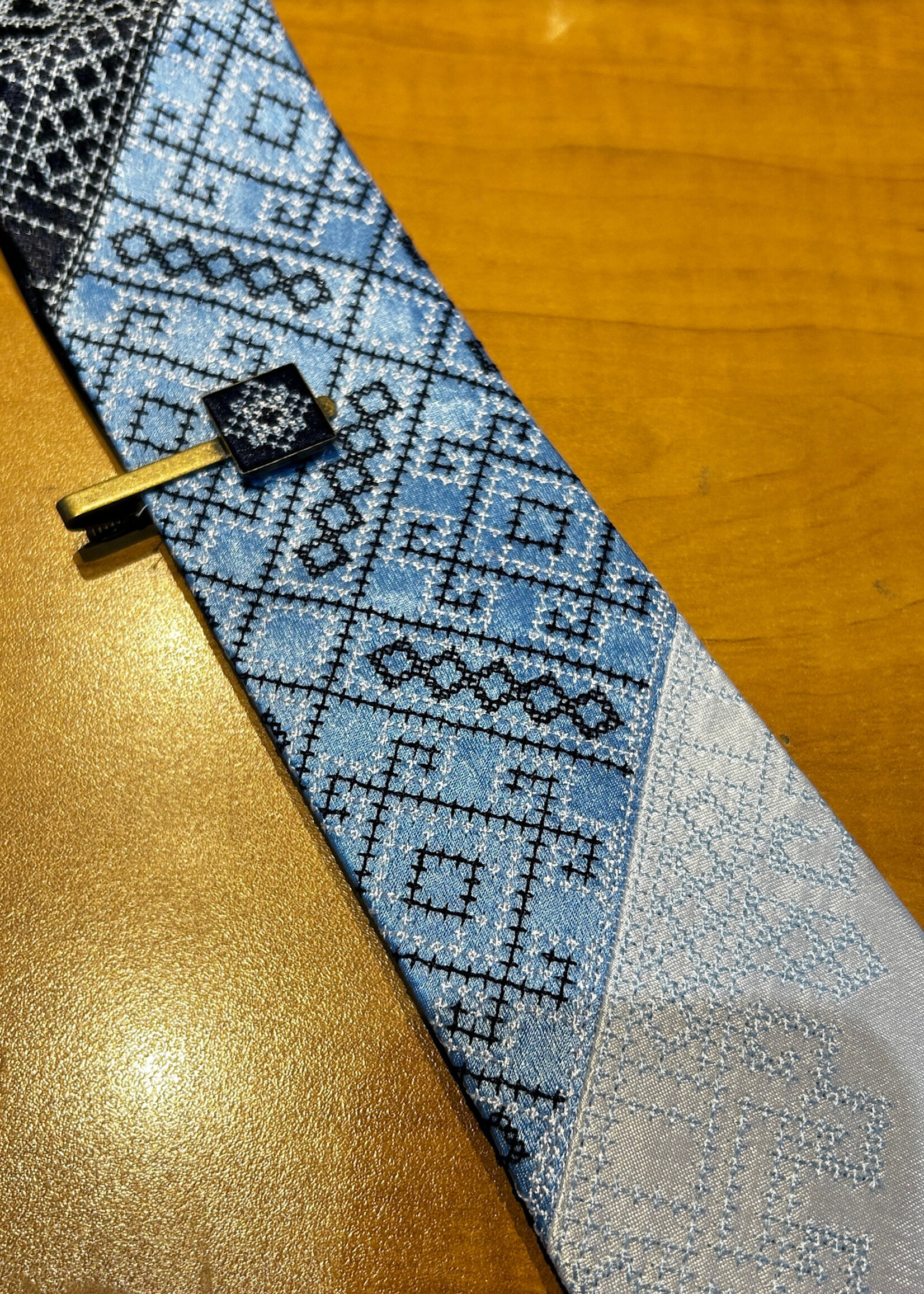 APPAREL - Set Blue/ White Tie & Clip,  embroidered