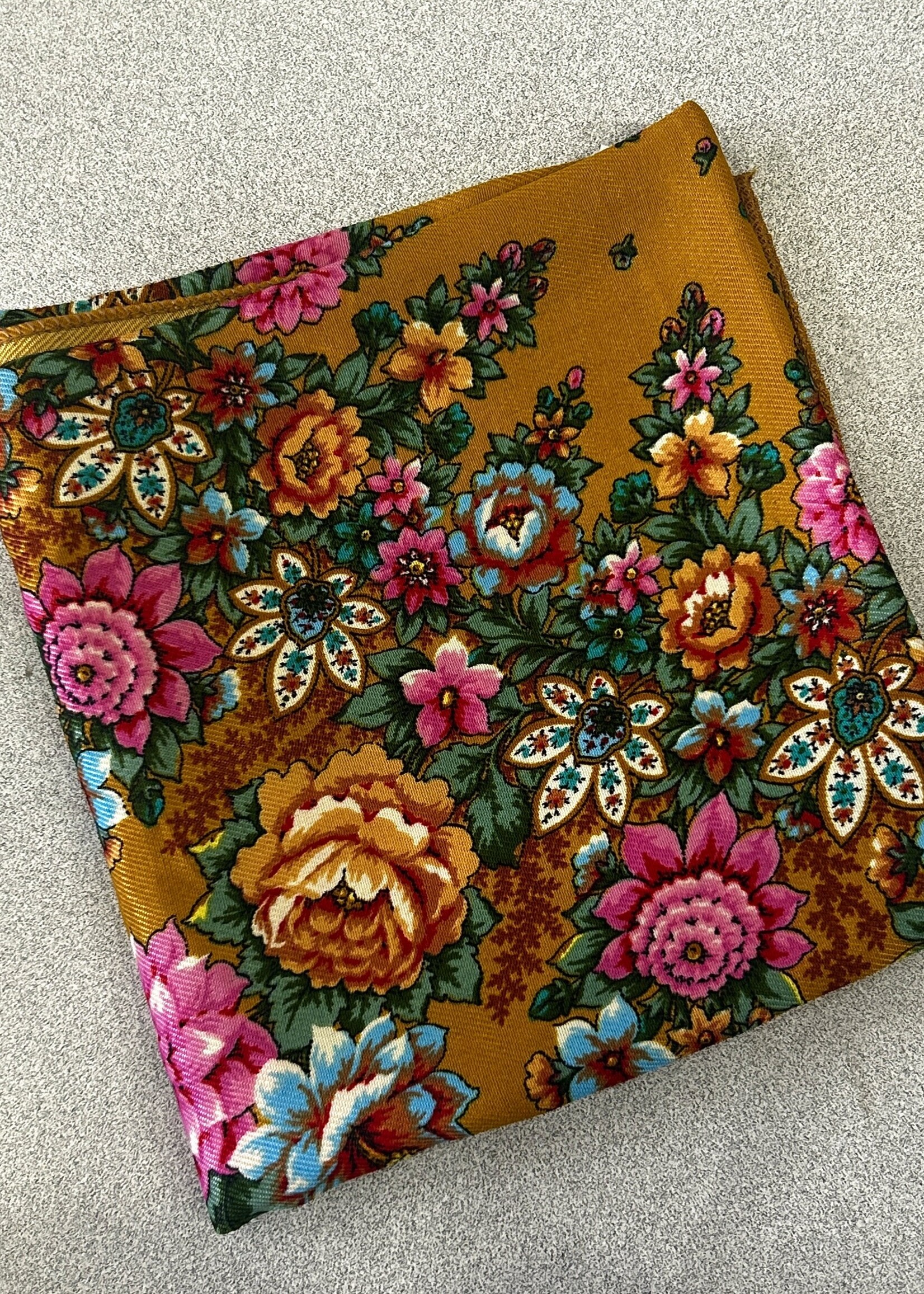 APPAREL - (W) Shawl / Ukrainian Hustka Traditional Scarf 27x27"