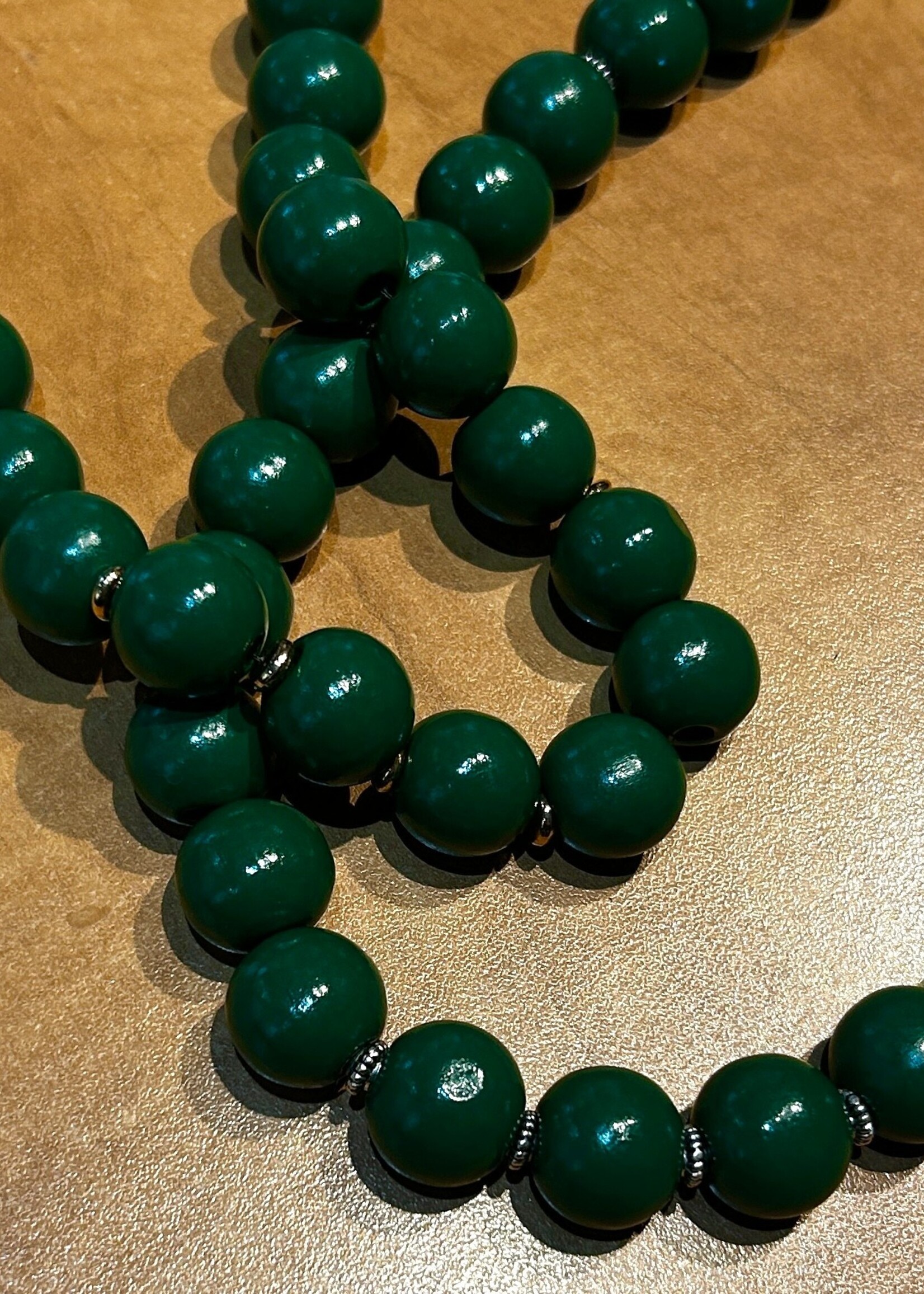 ACCESSORIES - Green Beaded Necklace / 1 strand/  Lock
