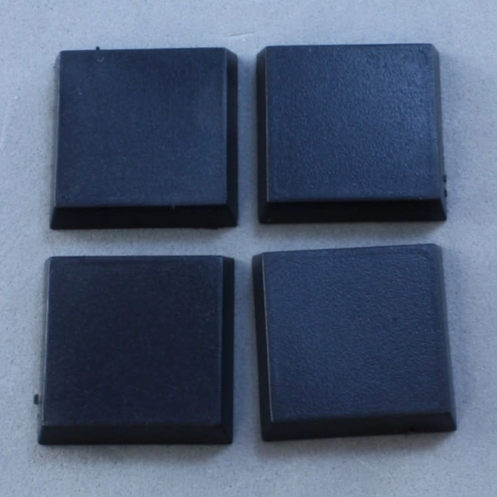 Reaper Miniatures Reaper Base Boss 20mm Square Familiar Base