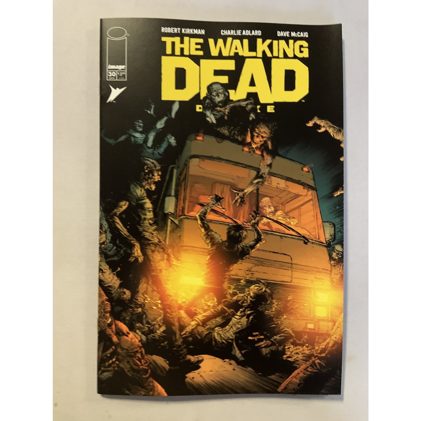 IMAGE COMICS Walking Dead Dlx 2020 #30 Cvr A Finch & Mccaig (Mr)