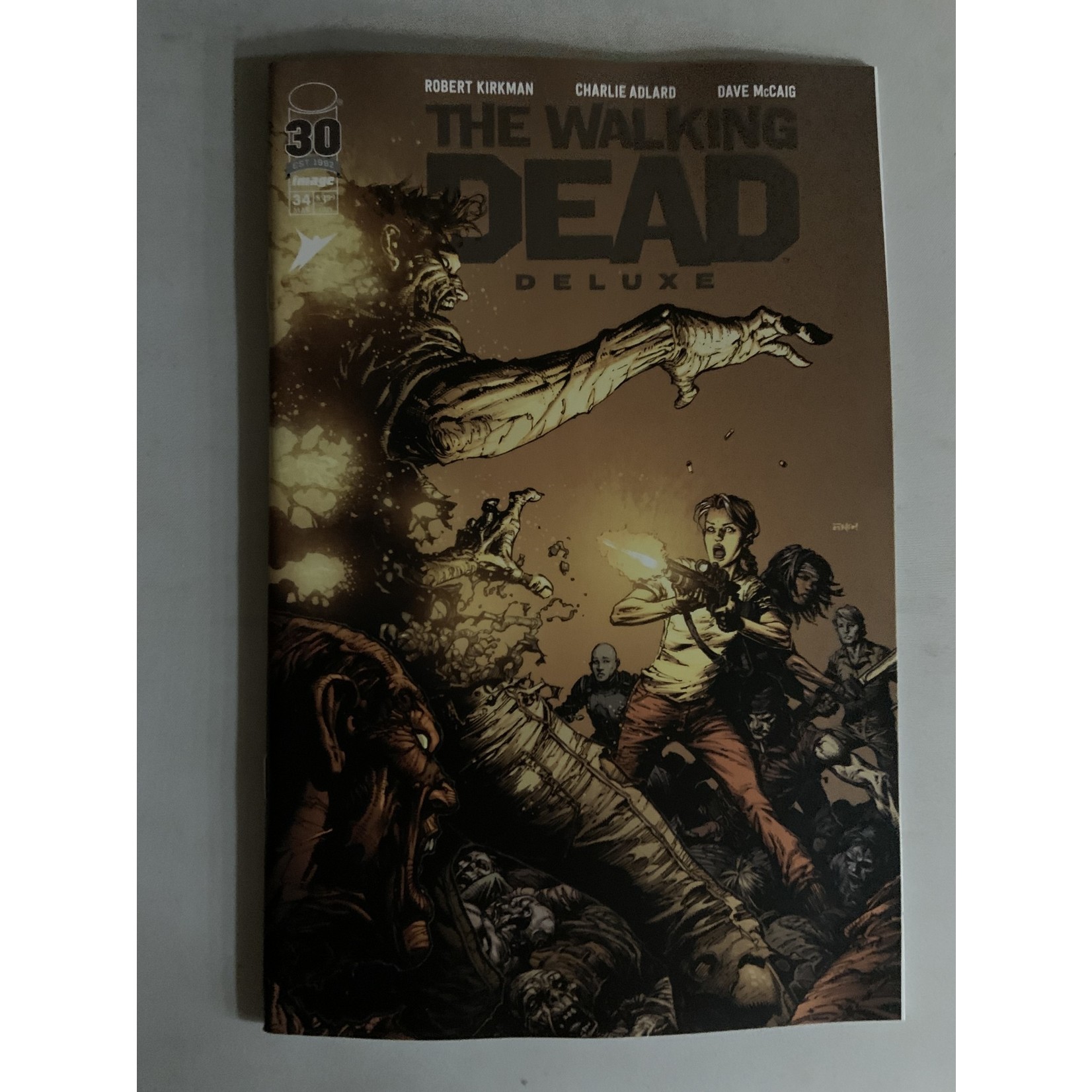 IMAGE COMICS Walking Dead Dlx 2020 #34 Cvr A Finch & Mccaig (Mr)