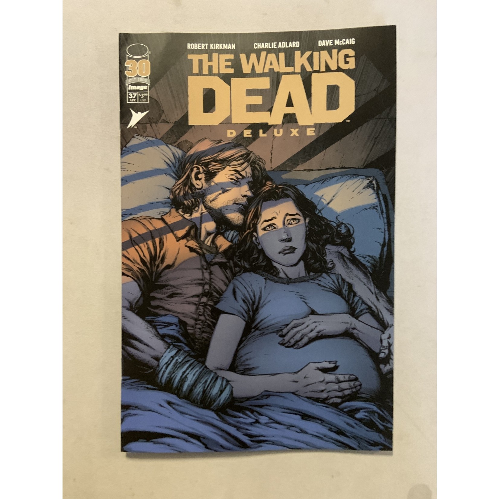 IMAGE COMICS Walking Dead Dlx 2020 #37 Cvr A Finch & Mccaig (Mr)