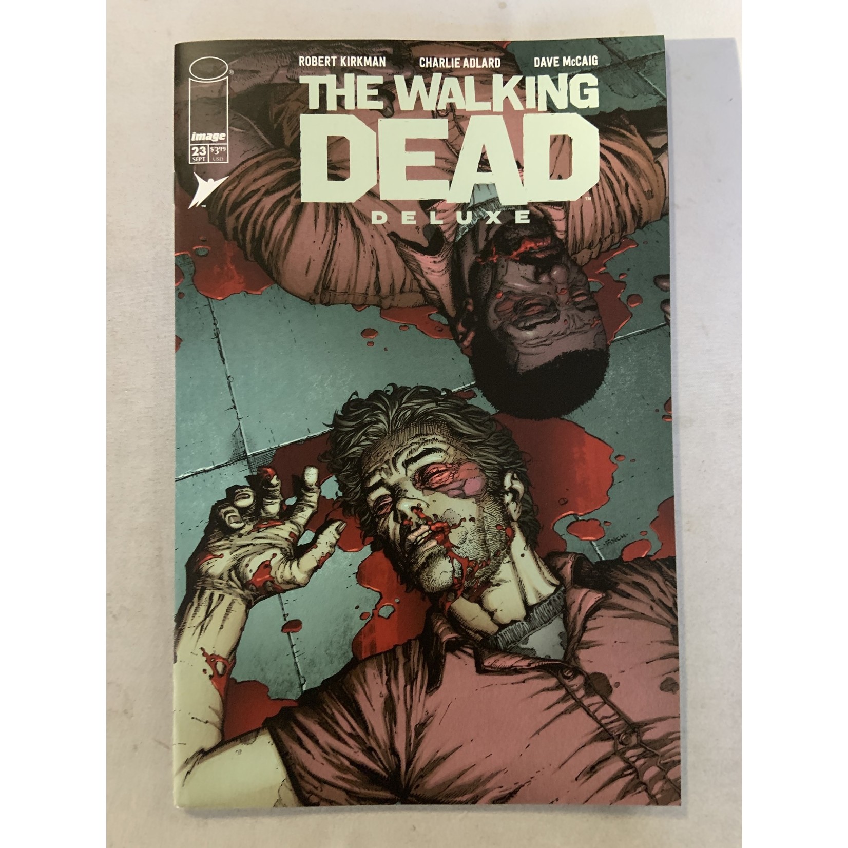 IMAGE COMICS Walking Dead Dlx 2020 #23 Cvr A Finch & Mccaig (Mr)
