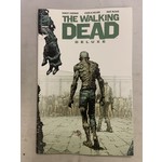IMAGE COMICS Walking Dead Dlx 2020 #20 Cvr A Finch & Mccaig (Mr) Damaged
