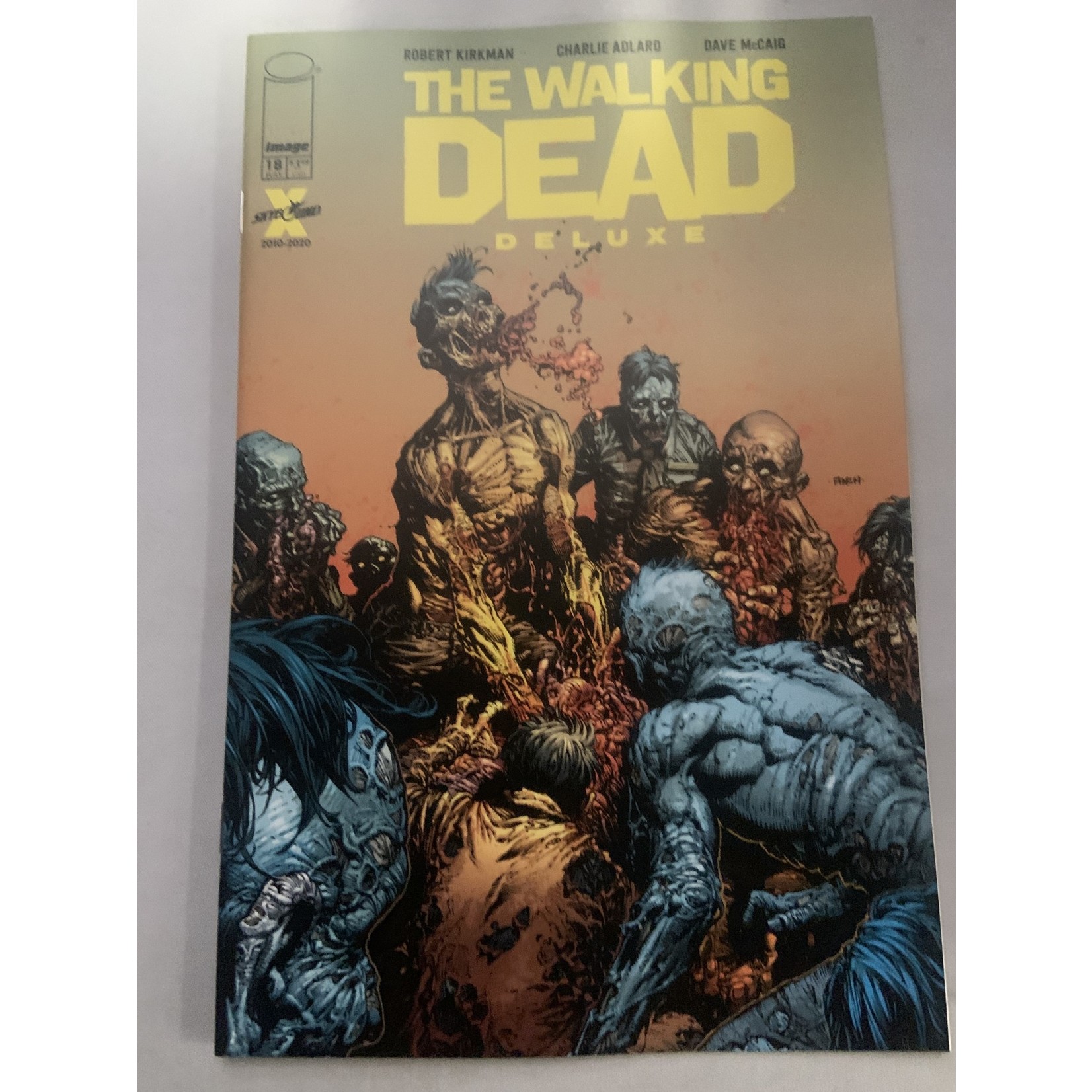 IMAGE COMICS Walking Dead Dlx 2020 #18 Cvr A Finch & Mccaig (Mr)