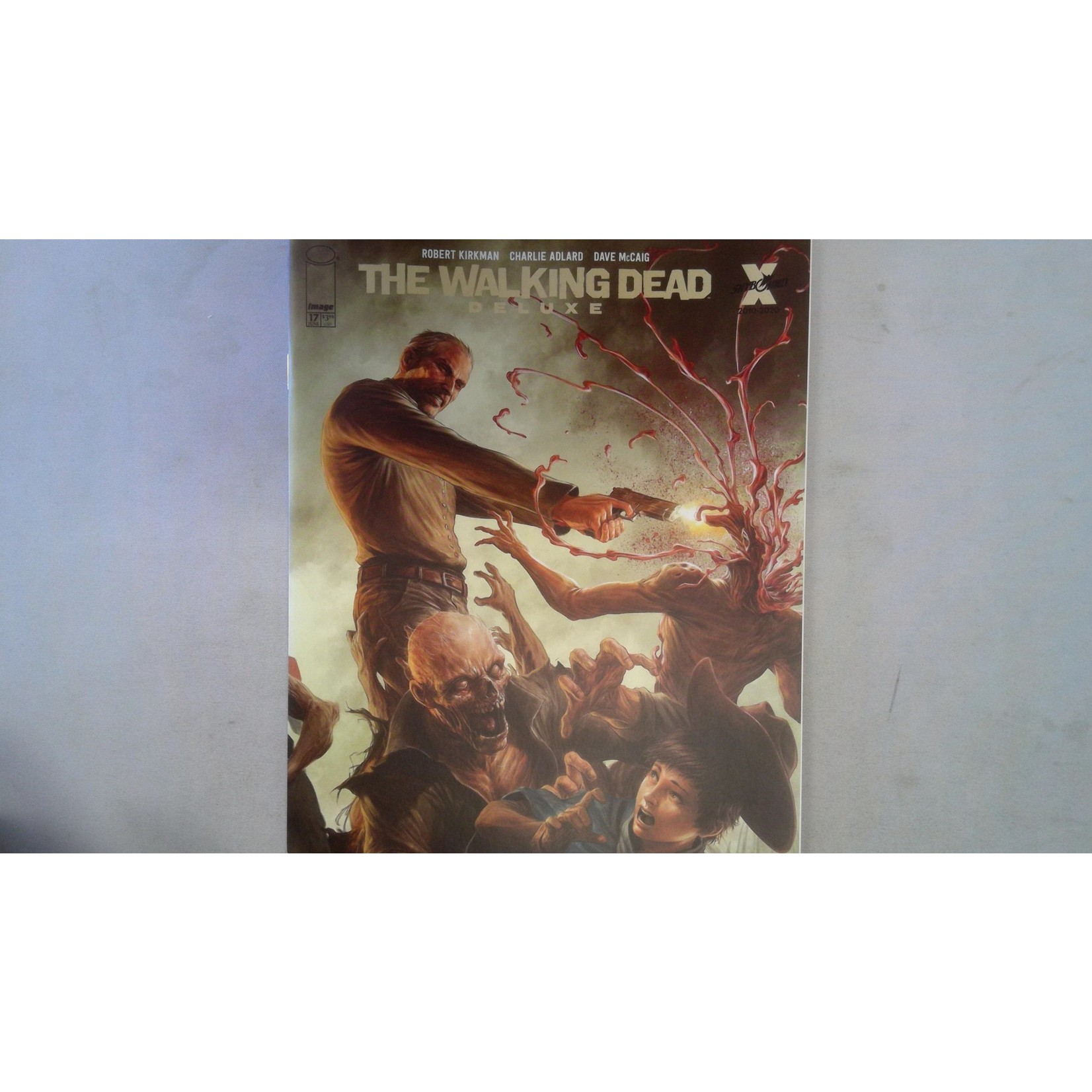 IMAGE COMICS Walking Dead Dlx 2020 #17 Cvr D Rapozo (Mr)