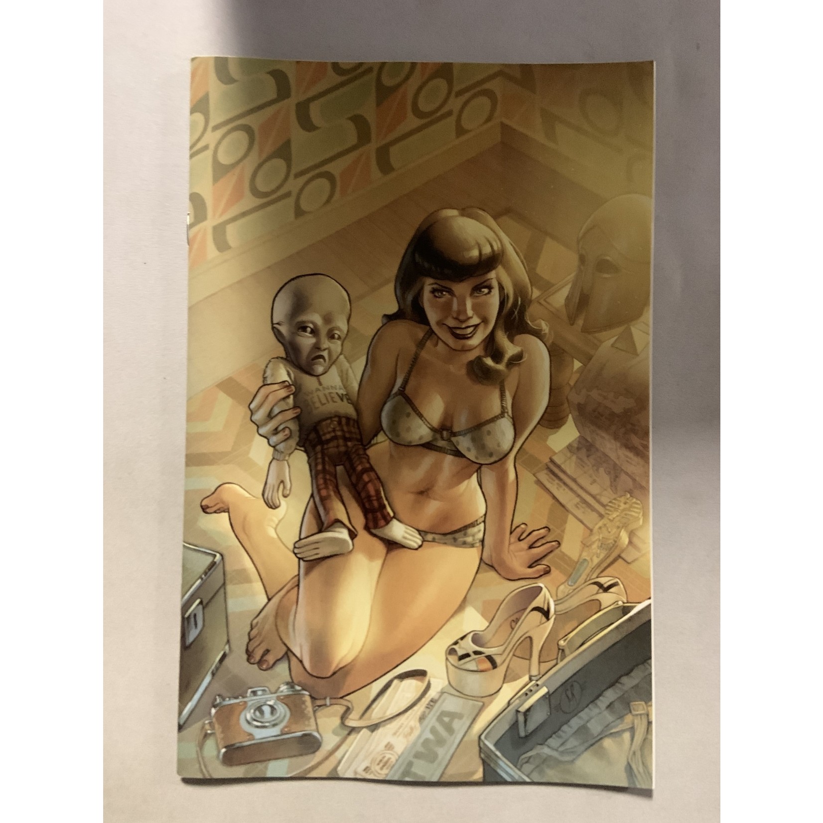 DYNAMITE Bettie Page Alien Agenda 2022 #1 Cvr L 50 Copy Incv Roux Virgin