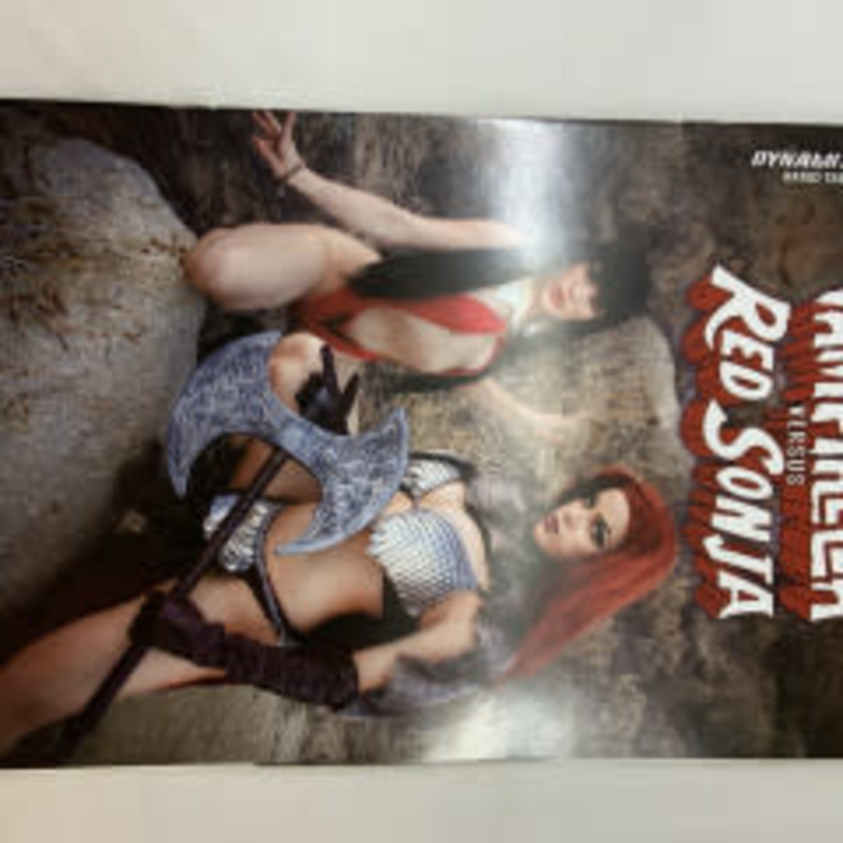 DYNAMITE Vampirella Vs Red Sonja 2022 #2 Cvr E Cosplay Bent Corner