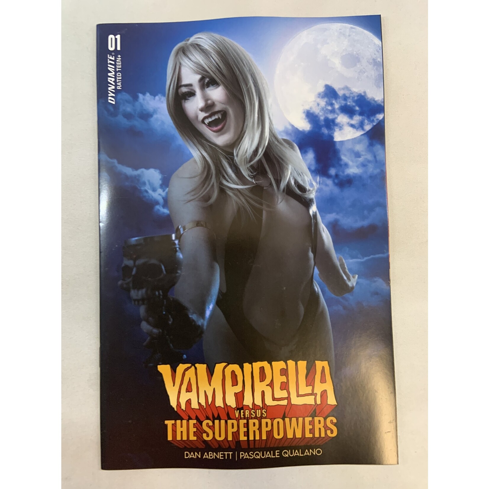 DYNAMITE Vampirella Vs Superpowers 2023 #1 Cvr F Cosplay