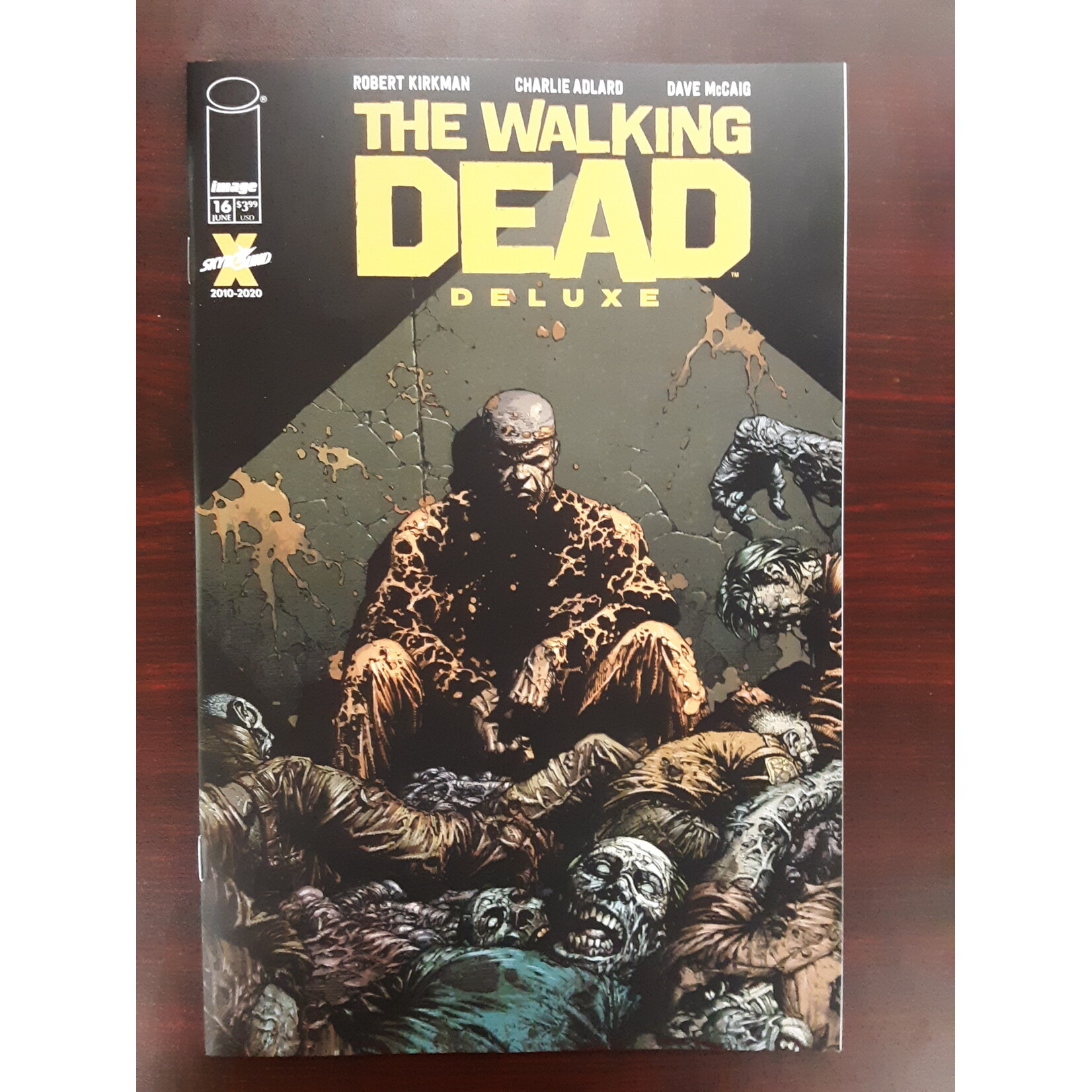 IMAGE COMICS Walking Dead Dlx 2020 #16 Cvr A Finch & Mccaig (Mr)