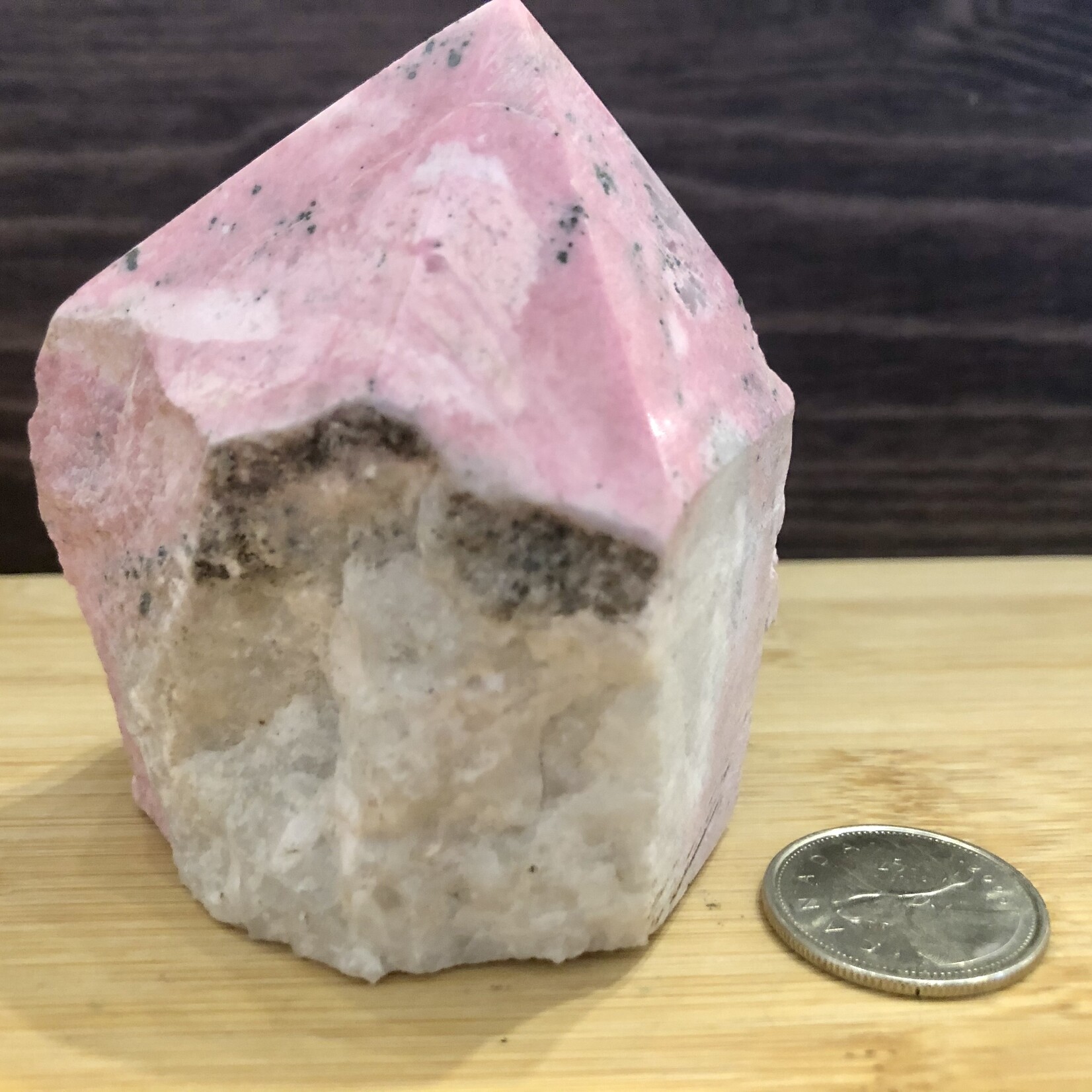Pyramide Élégante en Rhodonite Rose - Base Brute avec Sommet Poli pour Guérison Émotionnelle & Équilibre