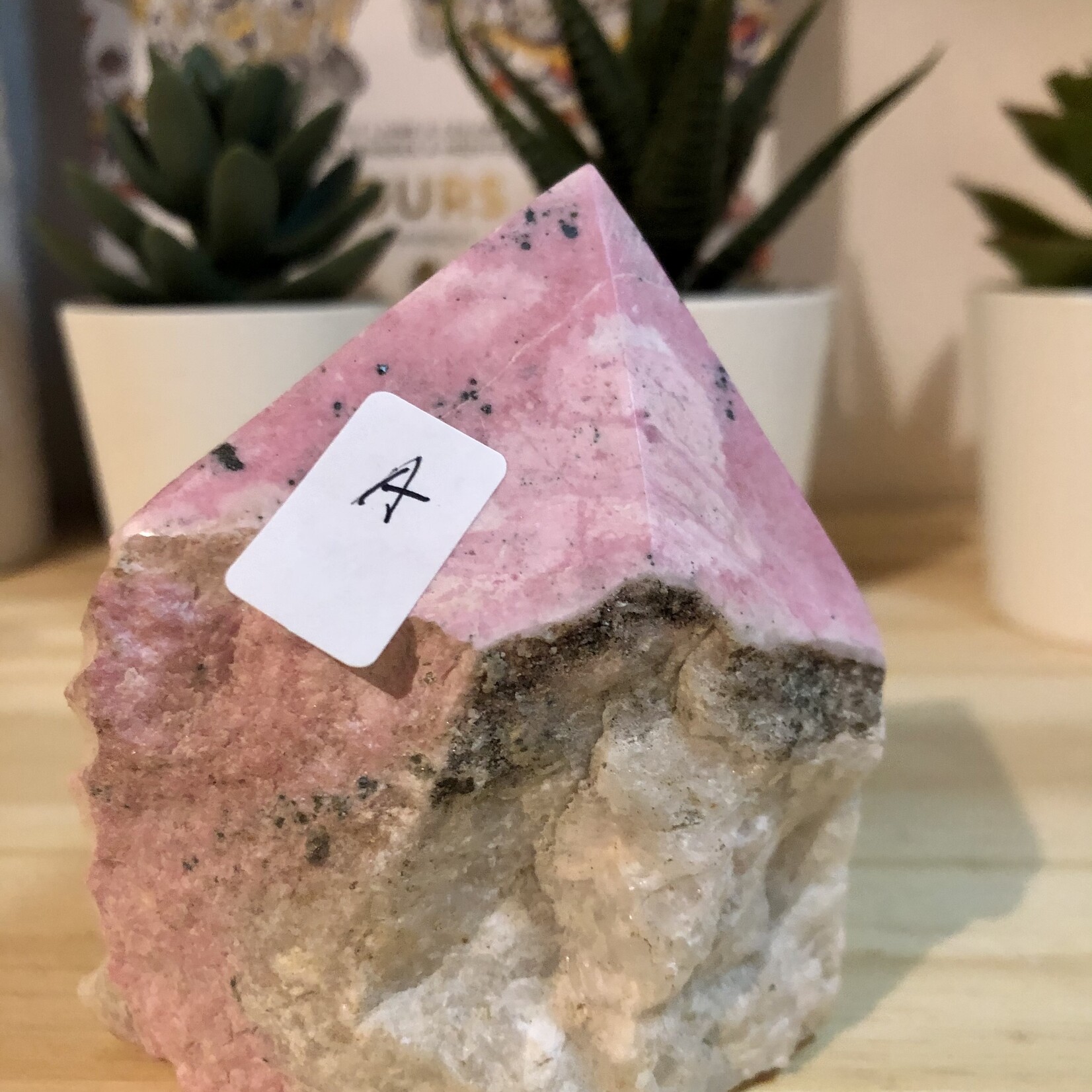 Pyramide Élégante en Rhodonite Rose - Base Brute avec Sommet Poli pour Guérison Émotionnelle & Équilibre