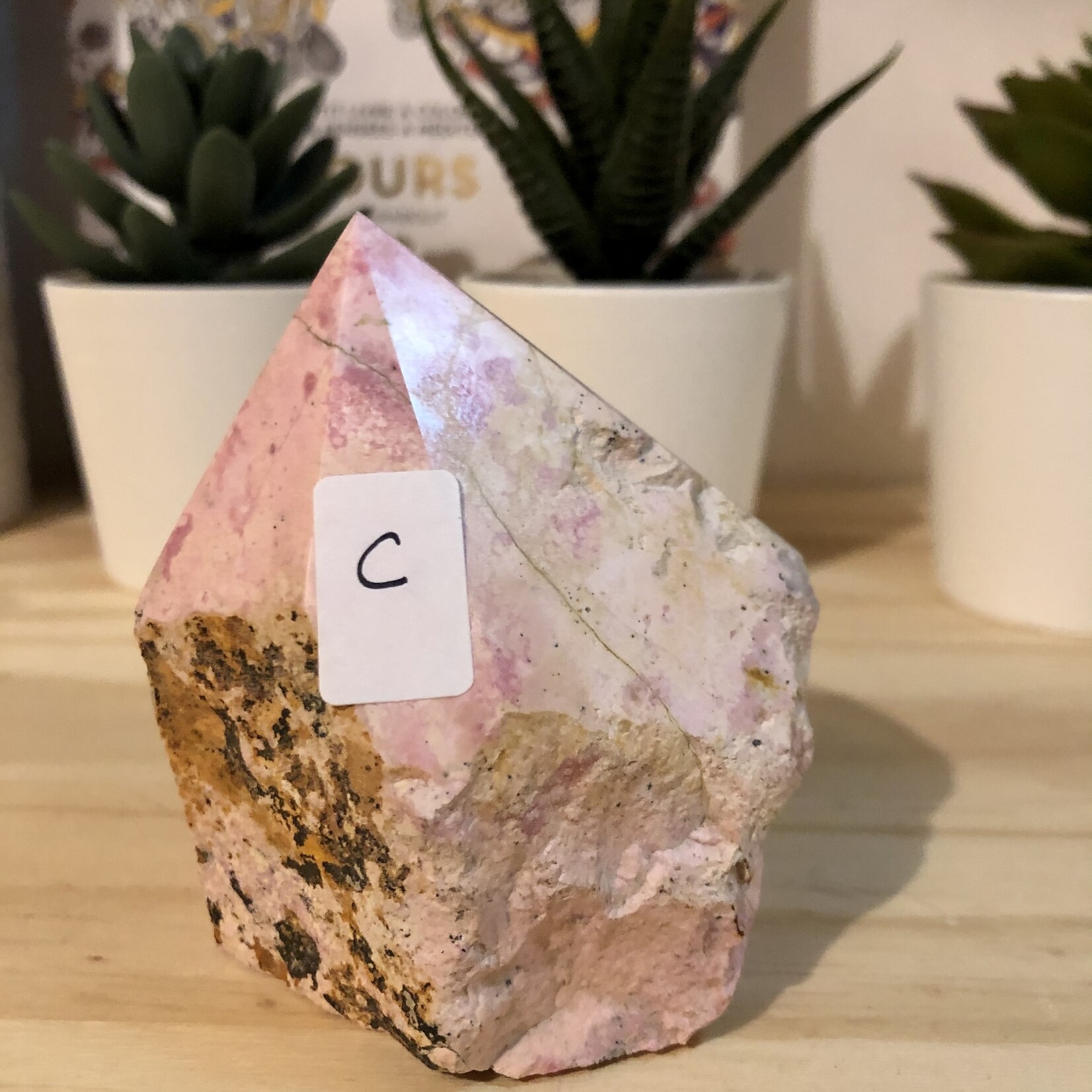 Pyramide Élégante en Rhodonite Rose - Base Brute avec Sommet Poli pour Guérison Émotionnelle & Équilibre
