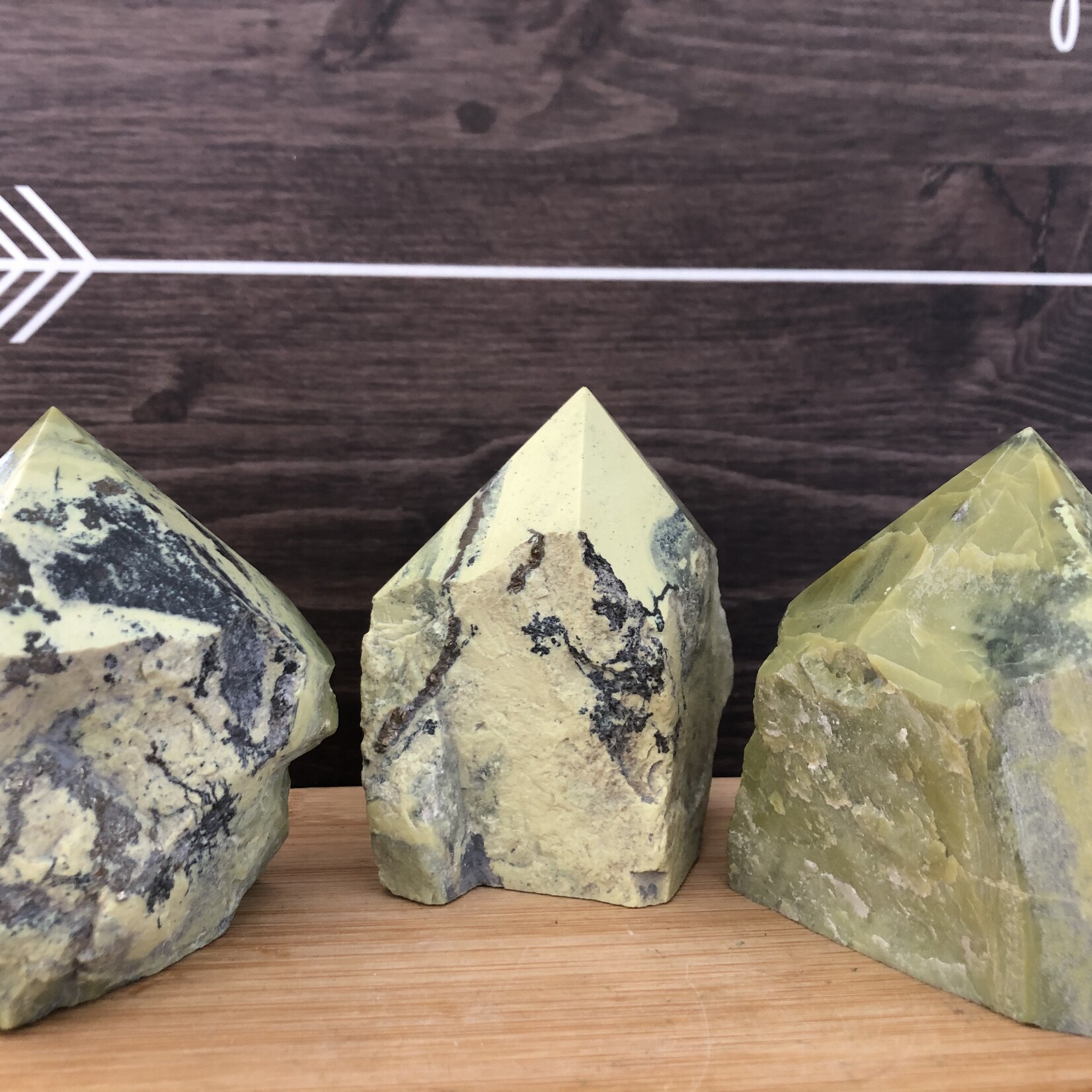 serpentine verte polie et brute, serpentine naturelle brésilienne avec pyrite, pointe de cristal, pierre contre la migraine