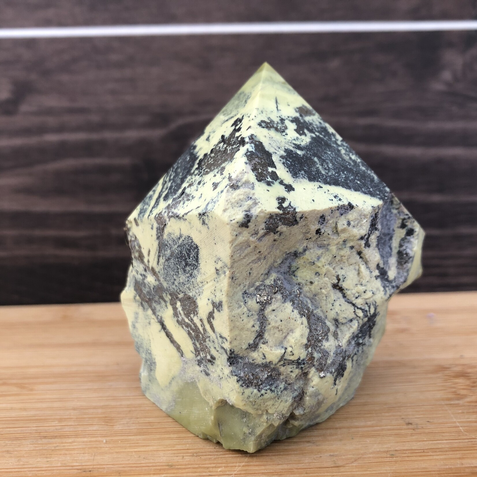 serpentine verte polie et brute, serpentine naturelle brésilienne avec pyrite, pointe de cristal, pierre contre la migraine