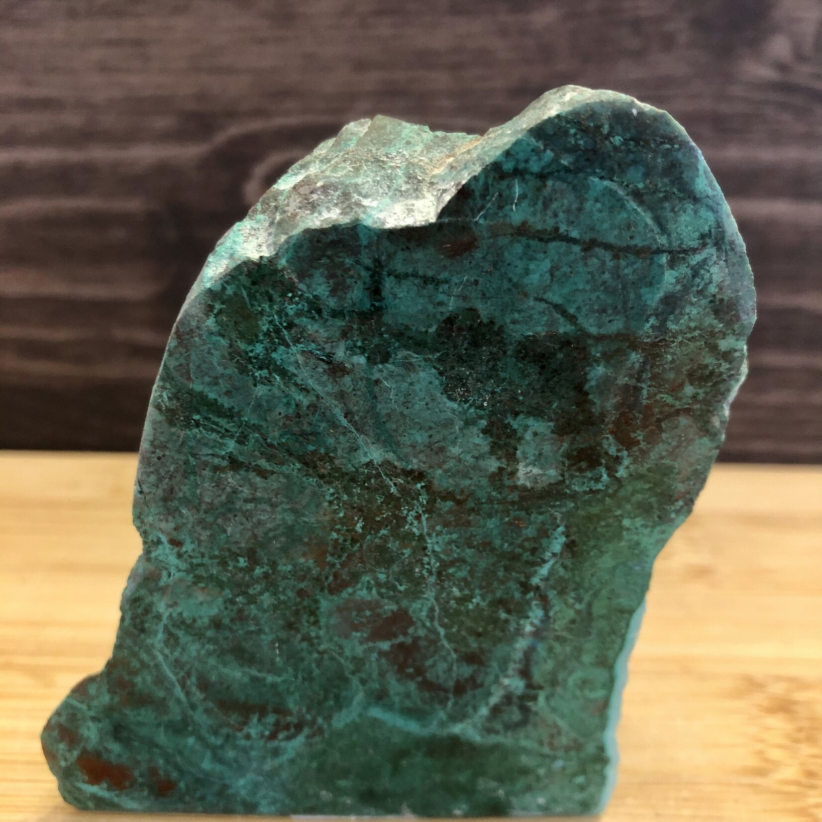 Grande forme libre de chrysocolle verte frappante - Une pierre positive pour l'amitié et la protection contre la négativité