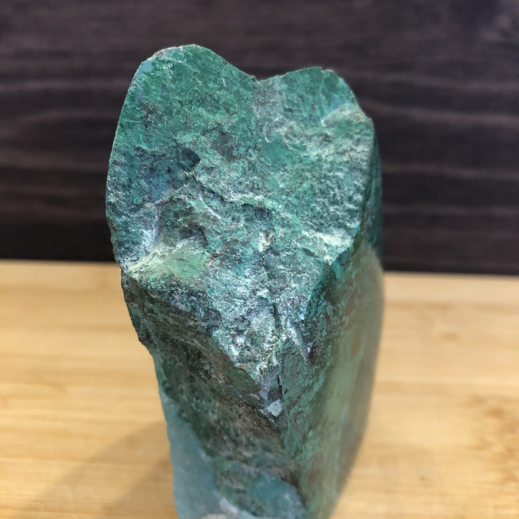 Grande forme libre de chrysocolle verte frappante - Une pierre positive pour l'amitié et la protection contre la négativité