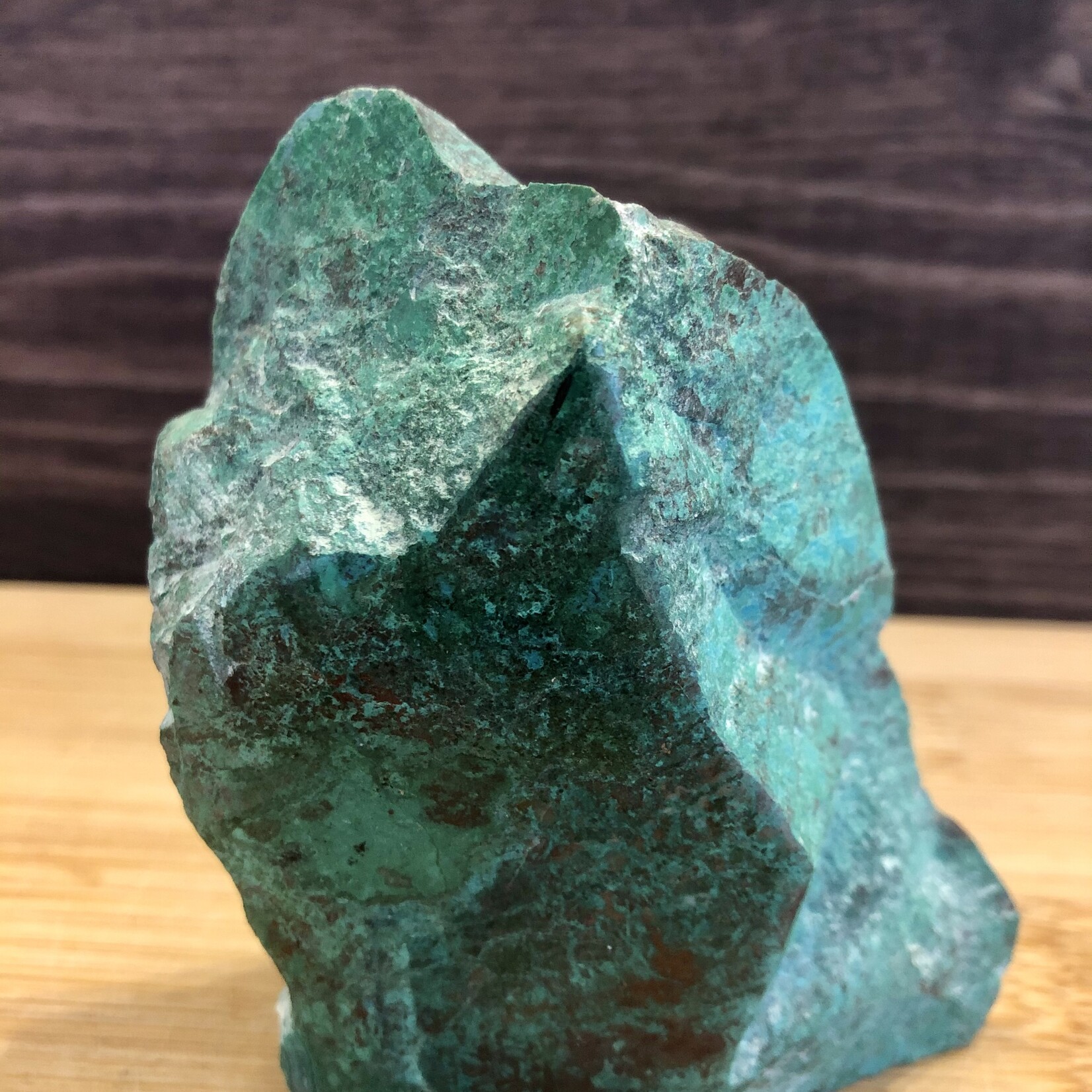 Grande forme libre de chrysocolle verte frappante - Une pierre positive pour l'amitié et la protection contre la négativité