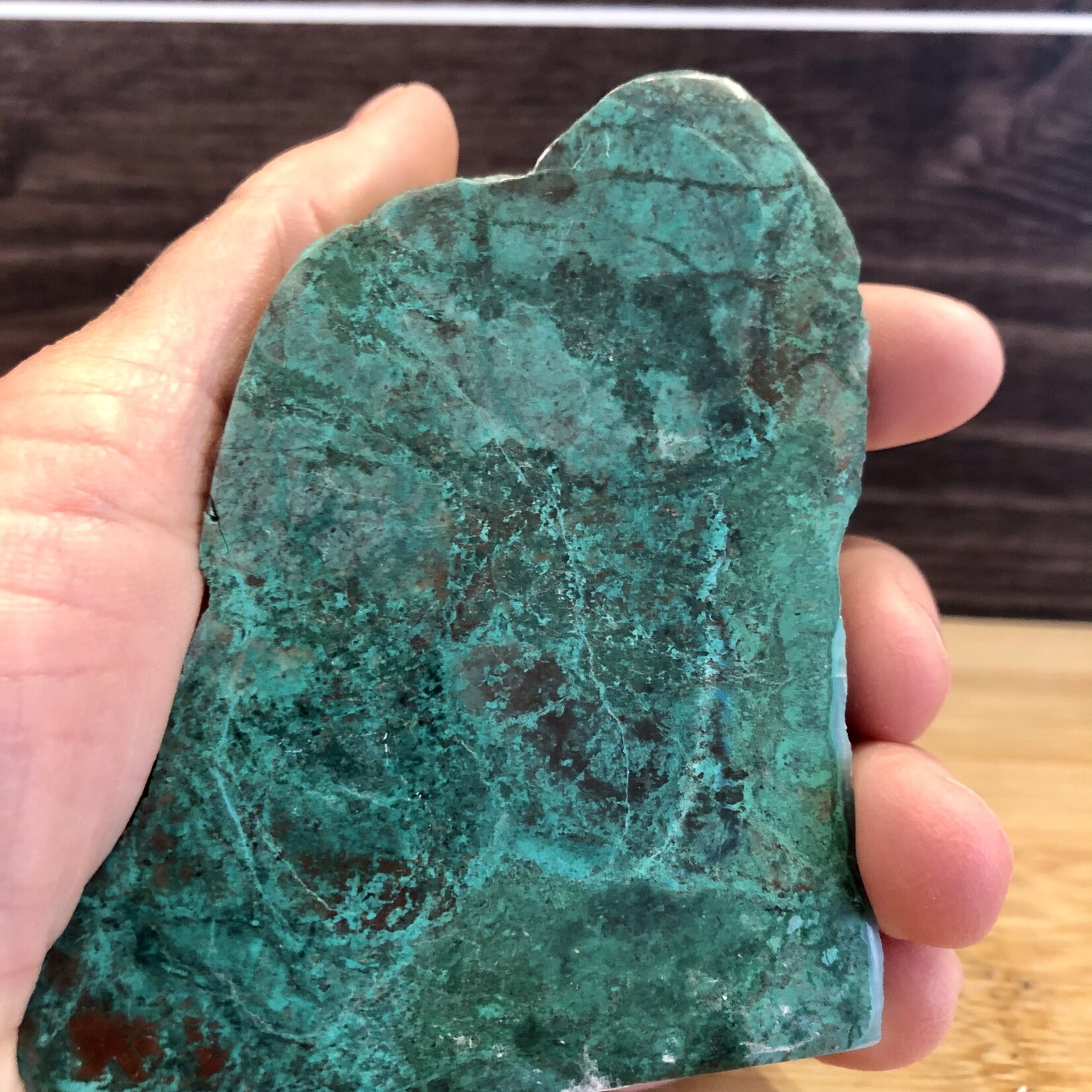 Grande forme libre de chrysocolle verte frappante - Une pierre positive pour l'amitié et la protection contre la négativité