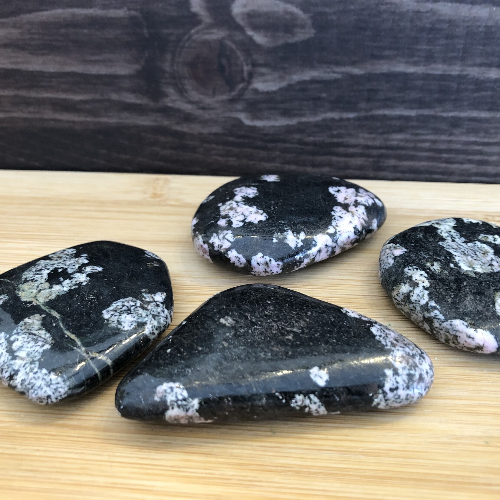 large galet obsidienne flocon de neige, obsidienne mouchetée, obsidienne étoilée, puissante idéal pour personnes fragiles