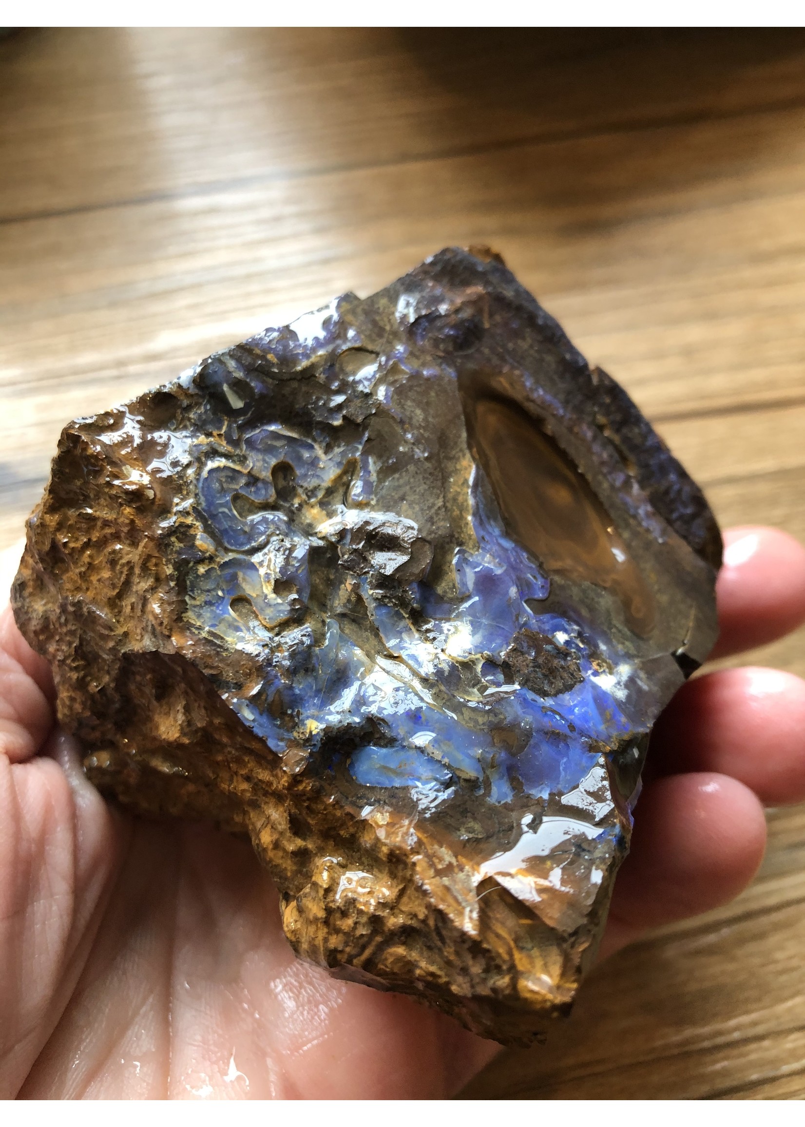 opale boulder rough-black and blue