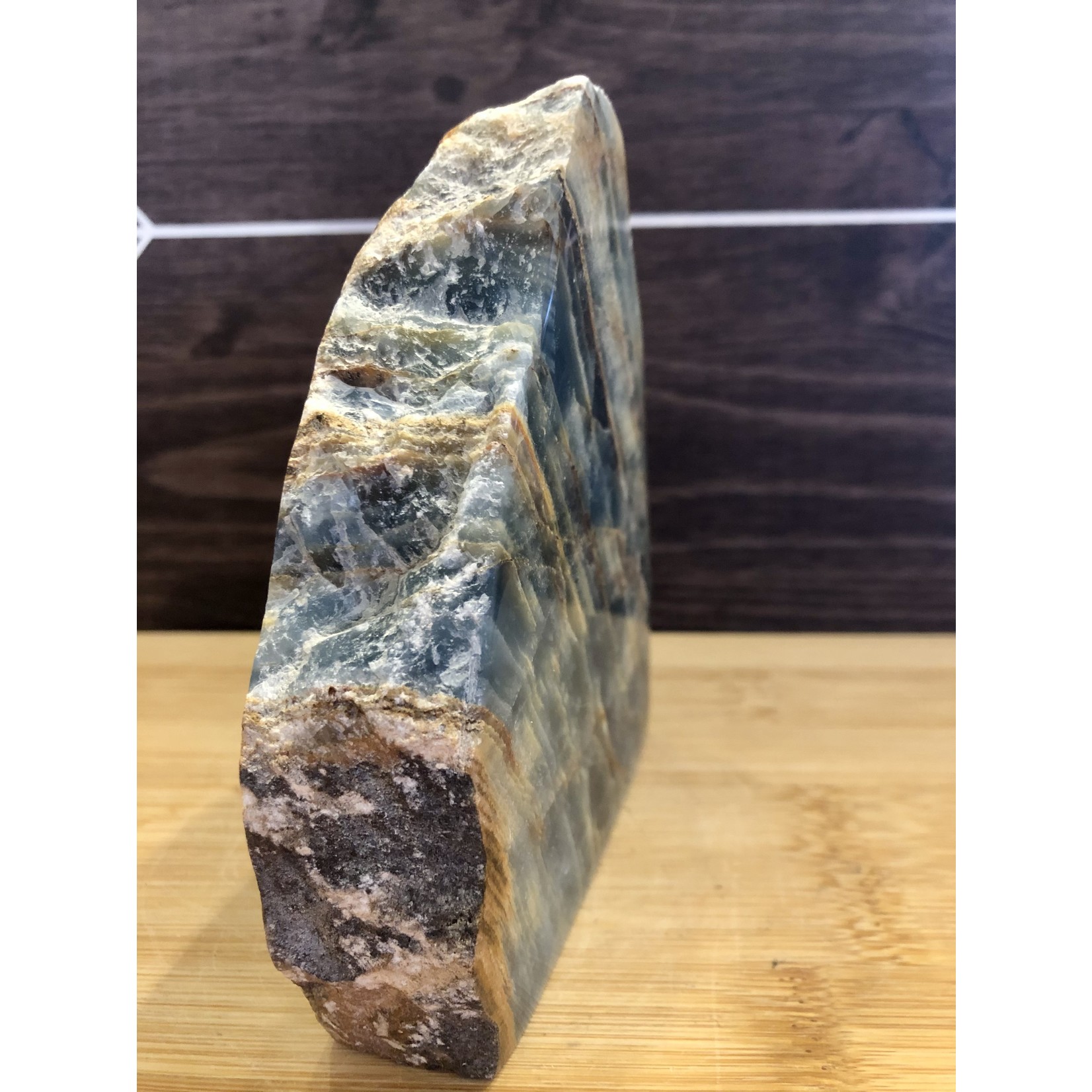 large morceau onyx bleue polie, pierre connue pour gagner en endurance, force de caractère et détermination