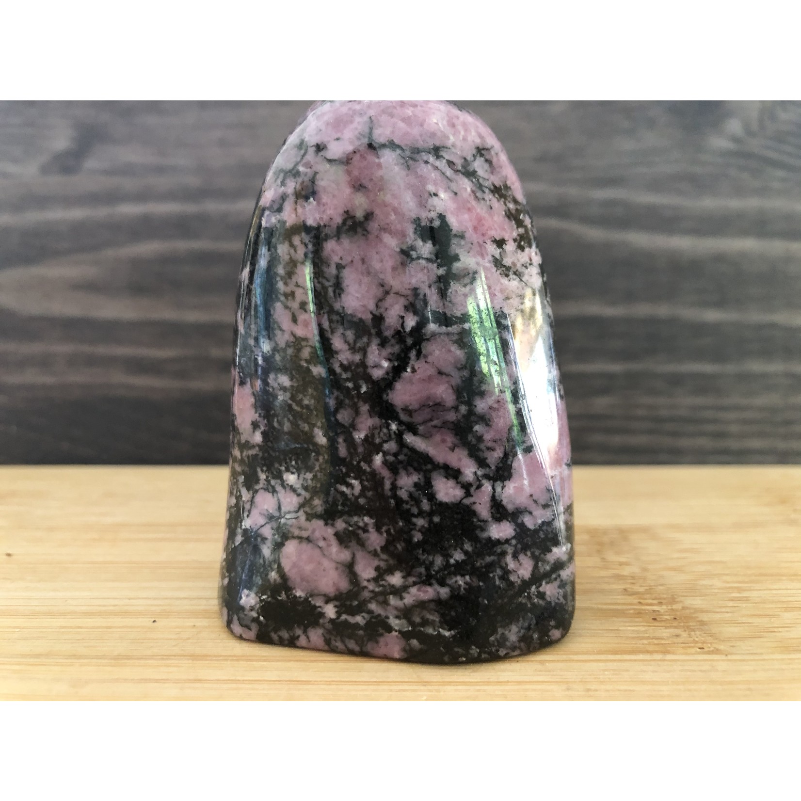 rhodonite rose et noire forme libre, outil merveilleux pour aider à résoudre les problèmes de comportement compulsif