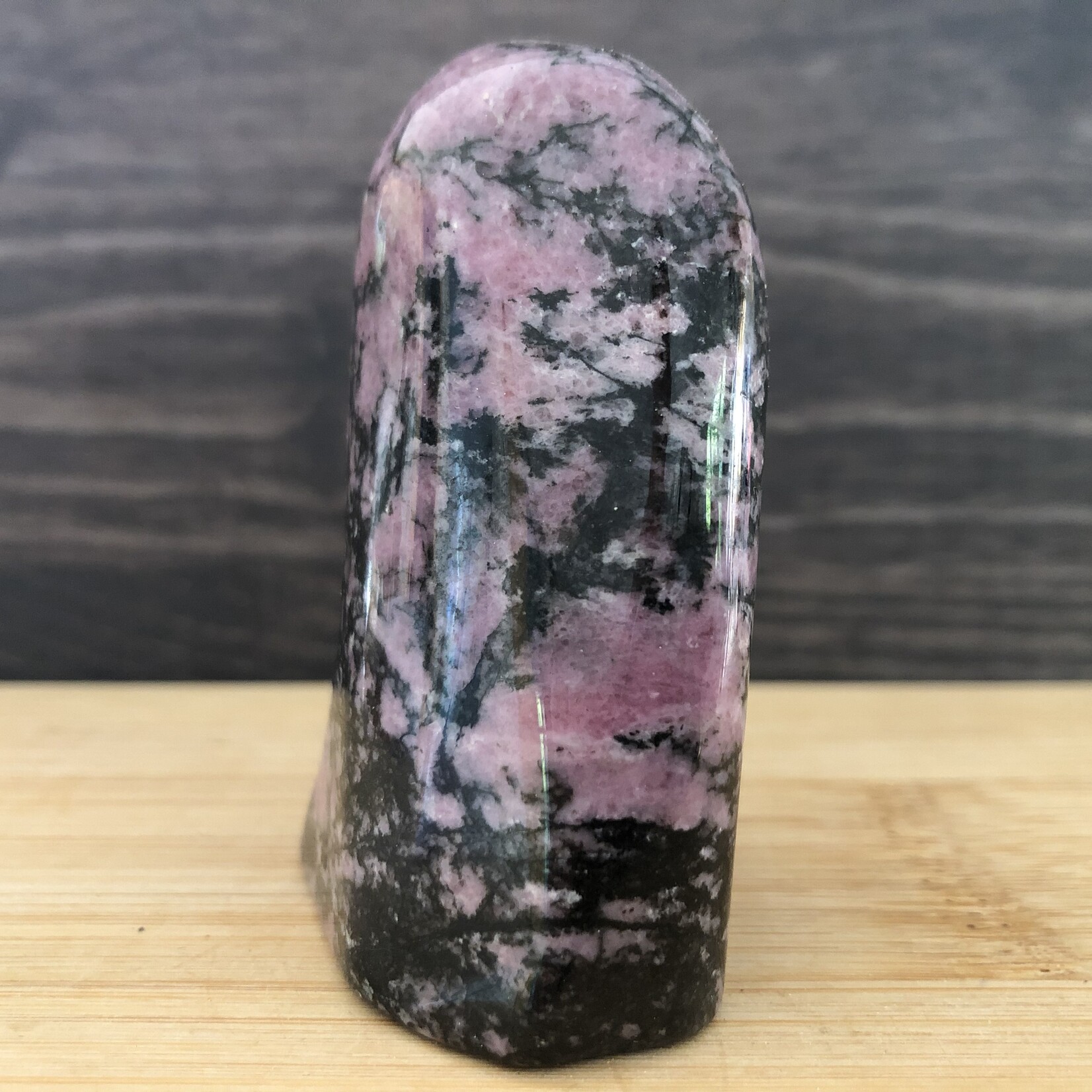 Forme Libre de Rhodonite – Harmonie du Rose et du Noir pour Équilibrer les Comportements Compulsifs