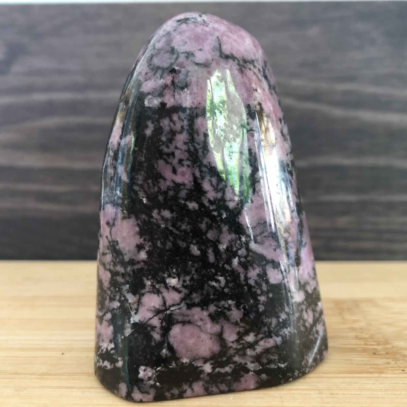 Forme Libre de Rhodonite – Harmonie du Rose et du Noir pour Équilibrer les Comportements Compulsifs