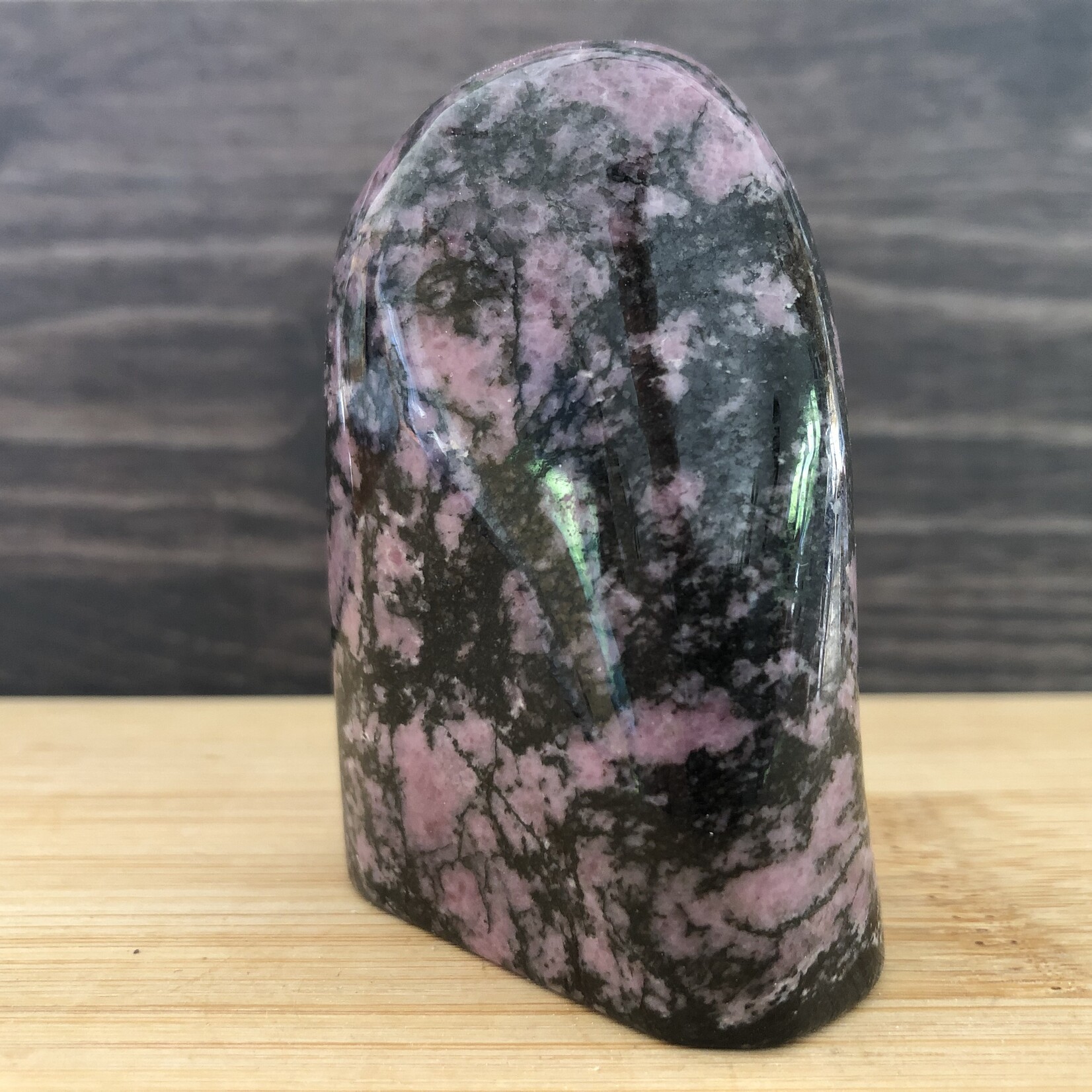 Forme Libre de Rhodonite – Harmonie du Rose et du Noir pour Équilibrer les Comportements Compulsifs