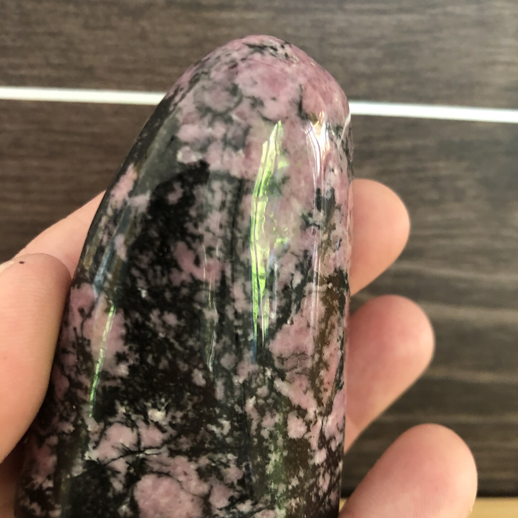 Forme Libre de Rhodonite – Harmonie du Rose et du Noir pour Équilibrer les Comportements Compulsifs