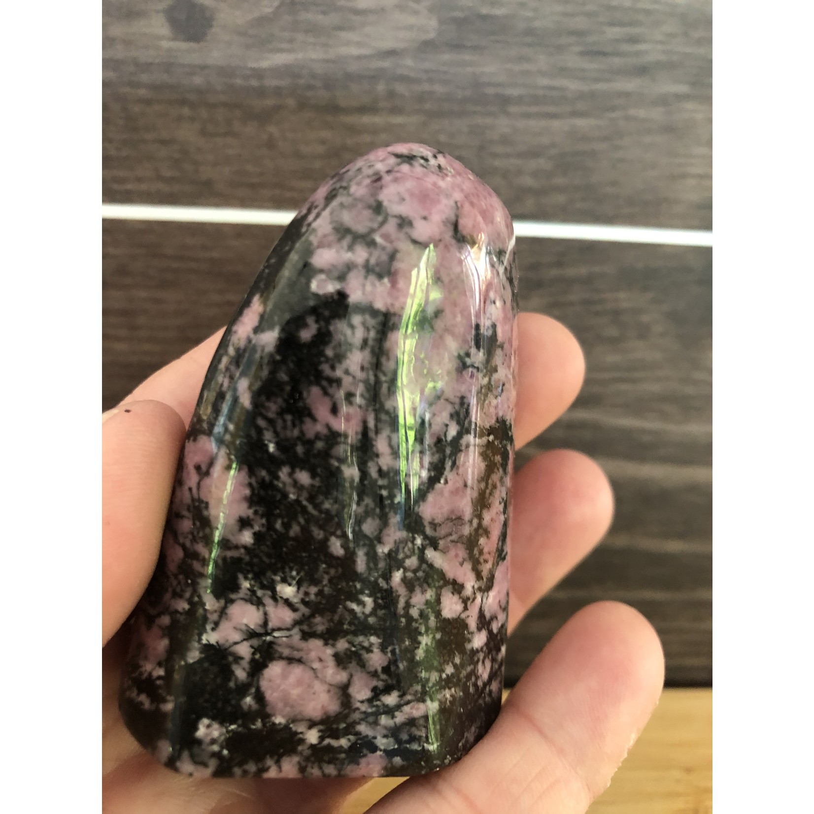 rhodonite rose et noire forme libre, outil merveilleux pour aider à résoudre les problèmes de comportement compulsif