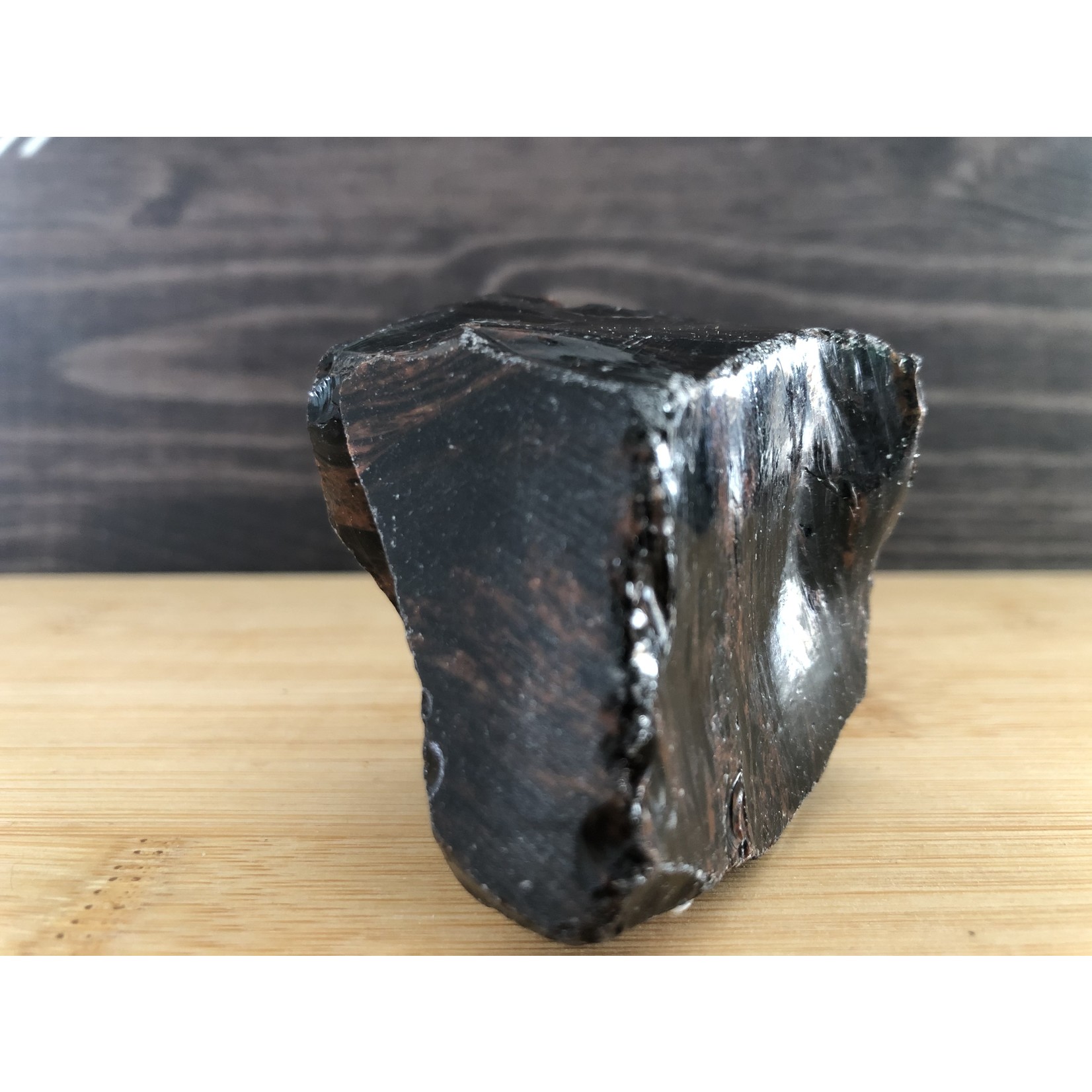 magnifique obsidienne mahogany polie, obsidienne acajou, utilisée pour soulager divers types de douleurs comme courbatures ou crampes musculaires