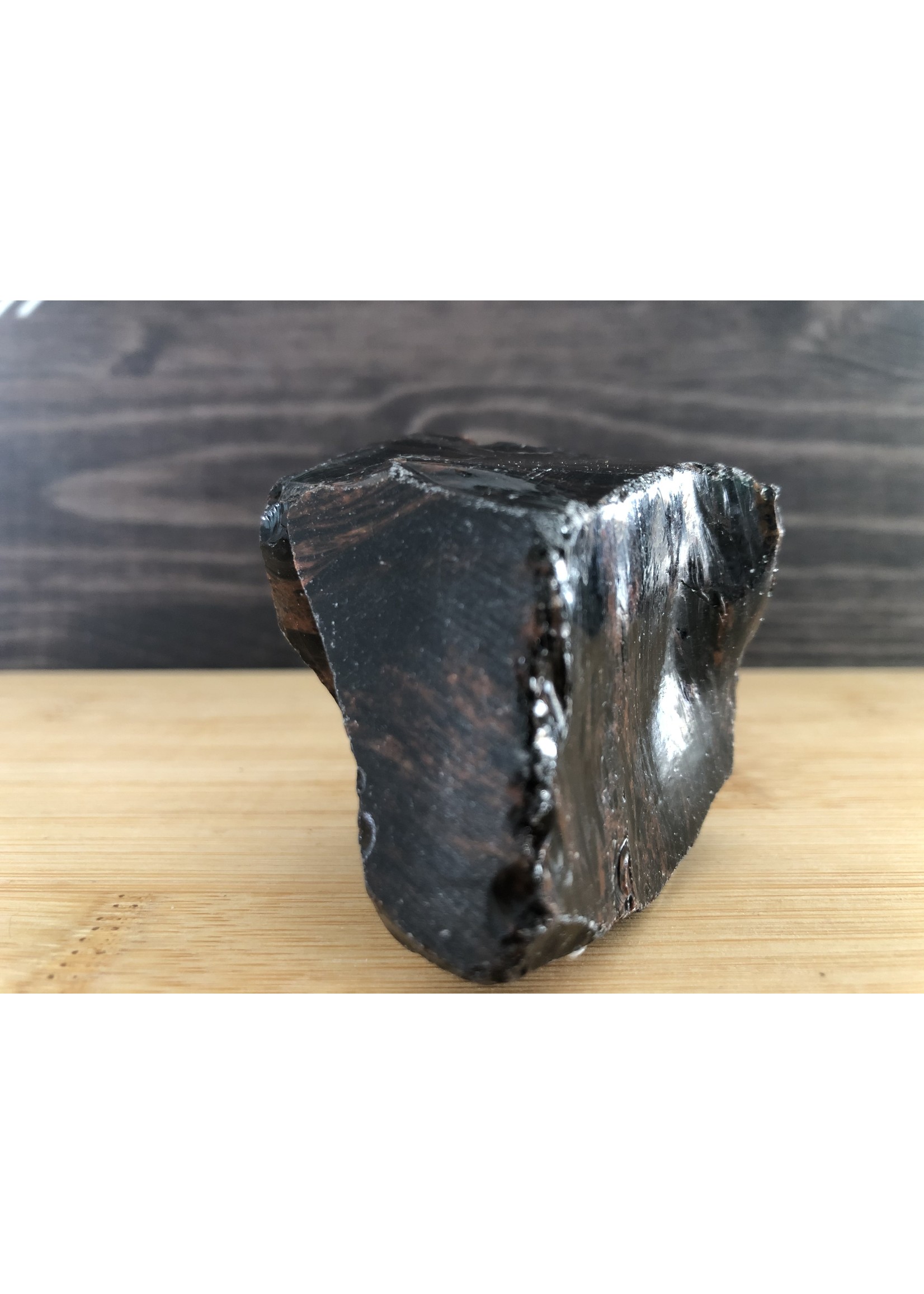 magnifique obsidienne mahogany polie, obsidienne acajou, utilisée pour soulager divers types de douleurs comme courbatures ou crampes musculaires