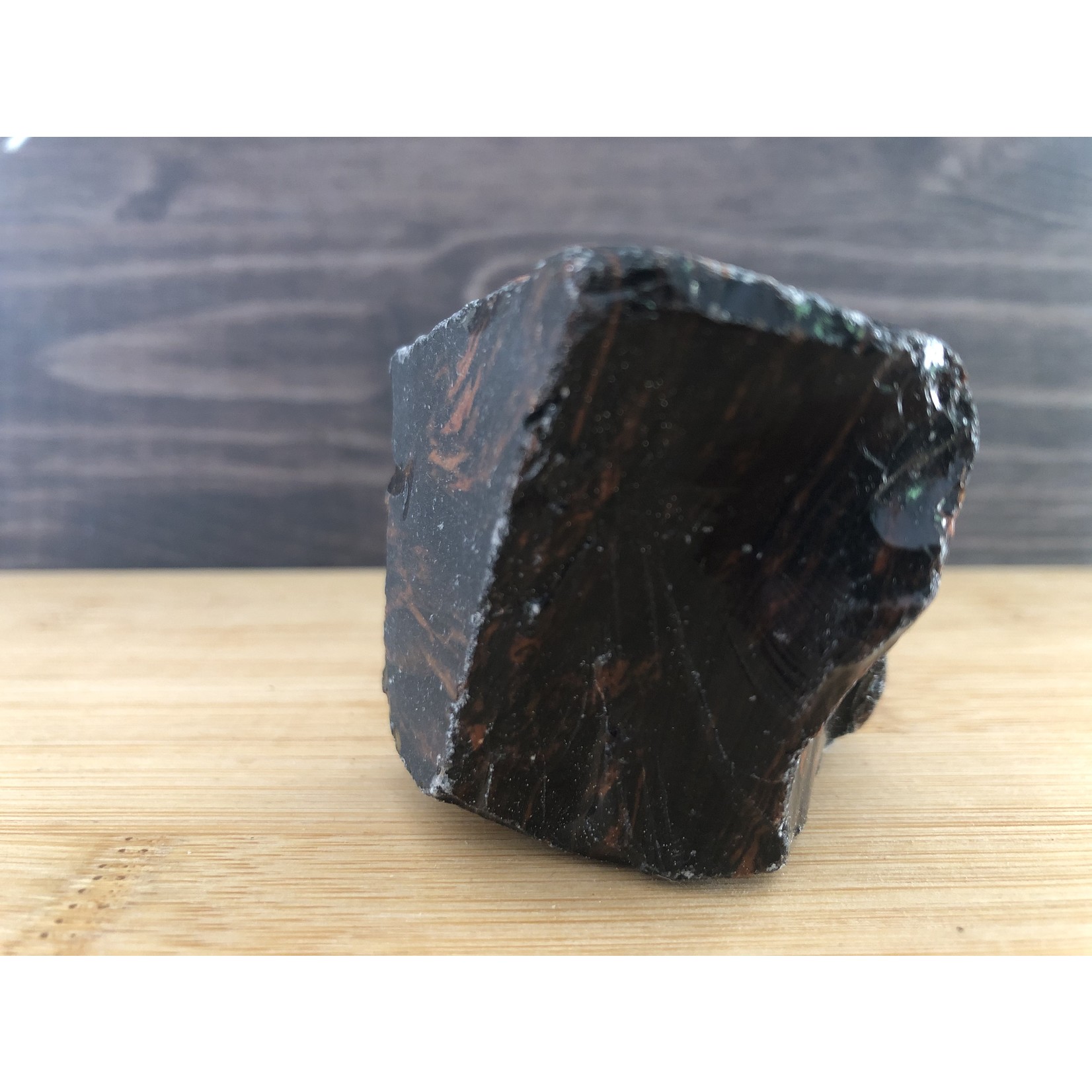 magnifique obsidienne mahogany polie, obsidienne acajou, utilisée pour soulager divers types de douleurs comme courbatures ou crampes musculaires